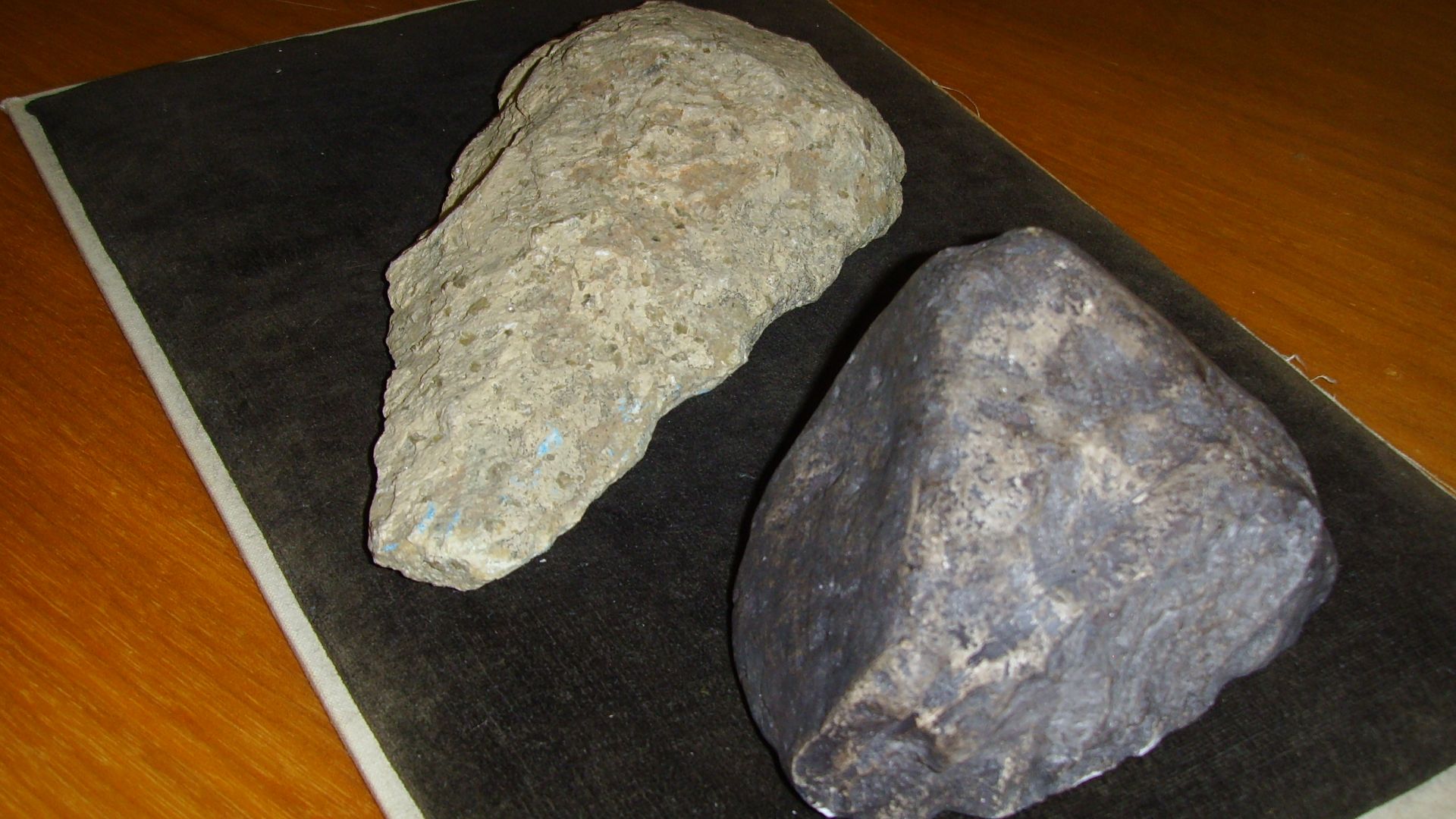 Stone tool (Oldowan style) from Dmanisi, Georgia (right, 1,8 mya, replica), to be compared with the more