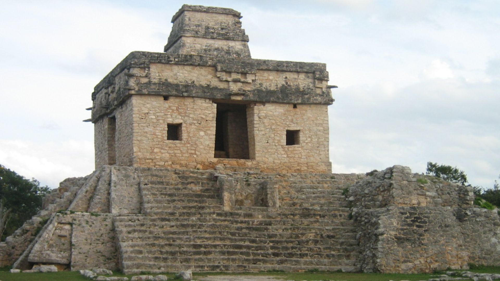 Templo de las Siete Muñecas. Dzibilchaltún, Yucatán, México