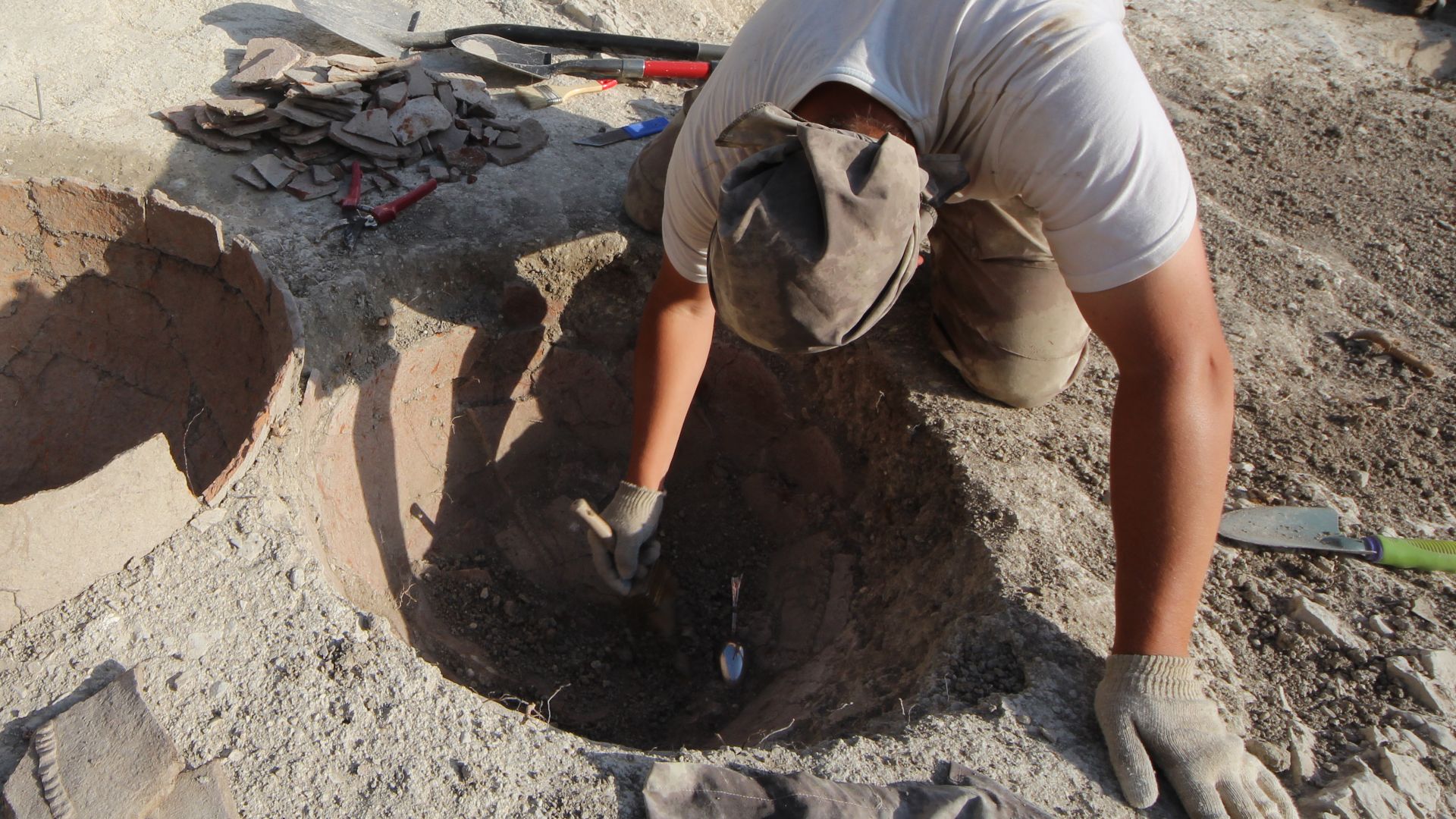 Archaeological field work, cleaning the findings