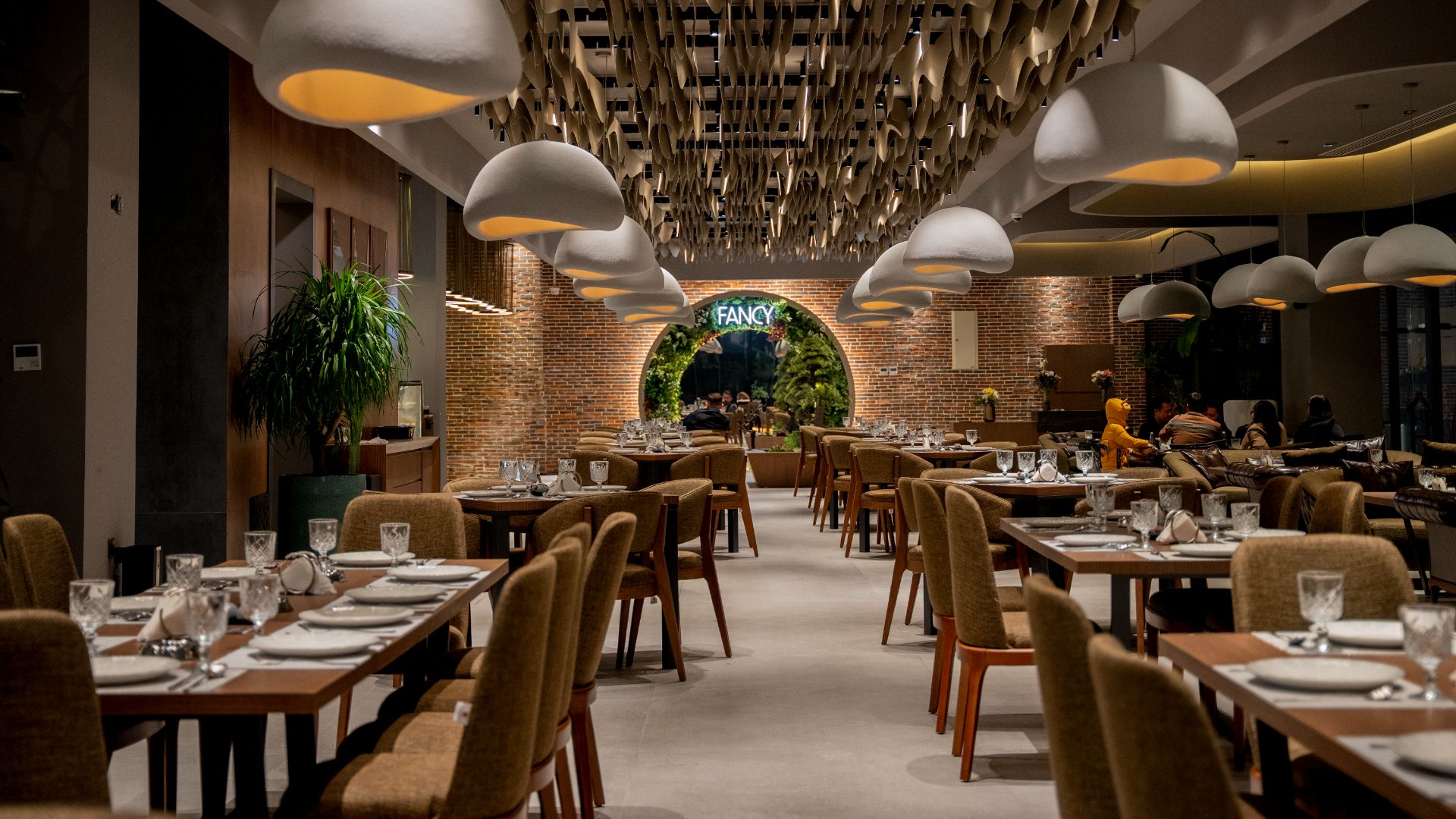 Explore the luxurious and modern interior of a restaurant in Sulaymaniyah, featuring stylish decor and ambiance.