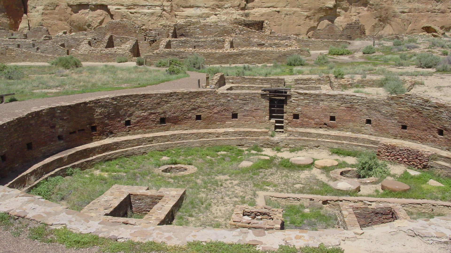 An image of the ruins of Chetro Ketl in Chaco Canyon (New Mexico, United States); shown is the complex's great kiva.