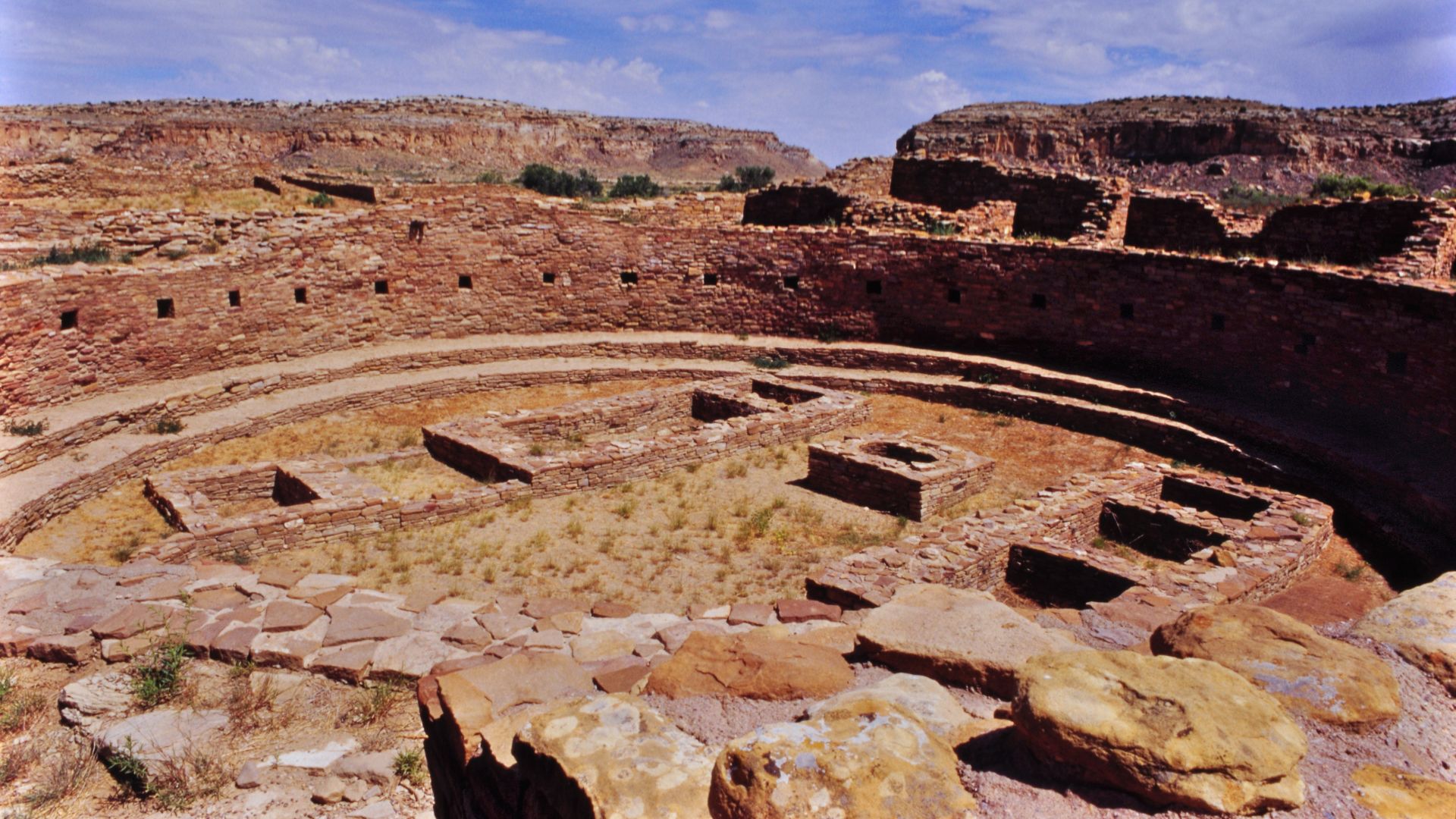 The Chaco Culture National Historical Park, a Unesco World Heritage Site, is the largest archeological site in the USA. This is composed of 3 villages with large buildings, apparently built around the XI century.  It was the home of the Ancestral Puebloan