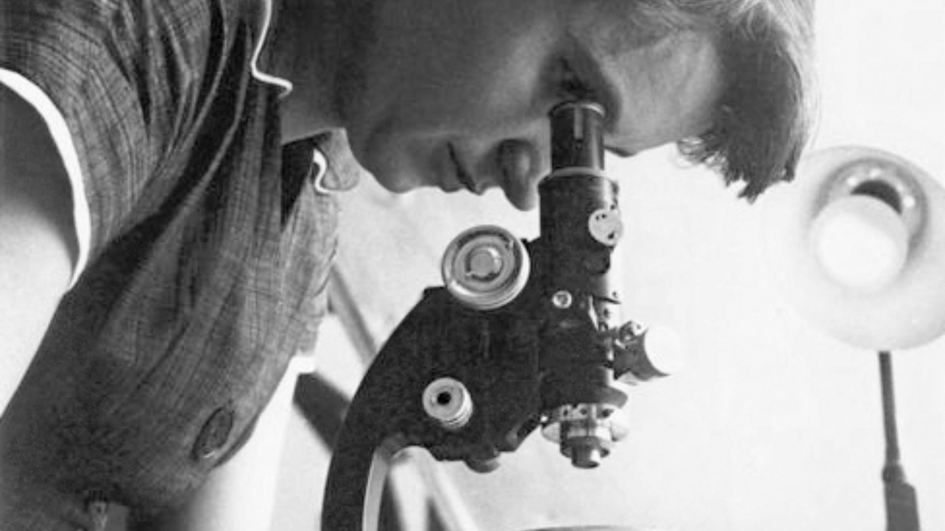 Rosalind Franklin with microscope in 1955.