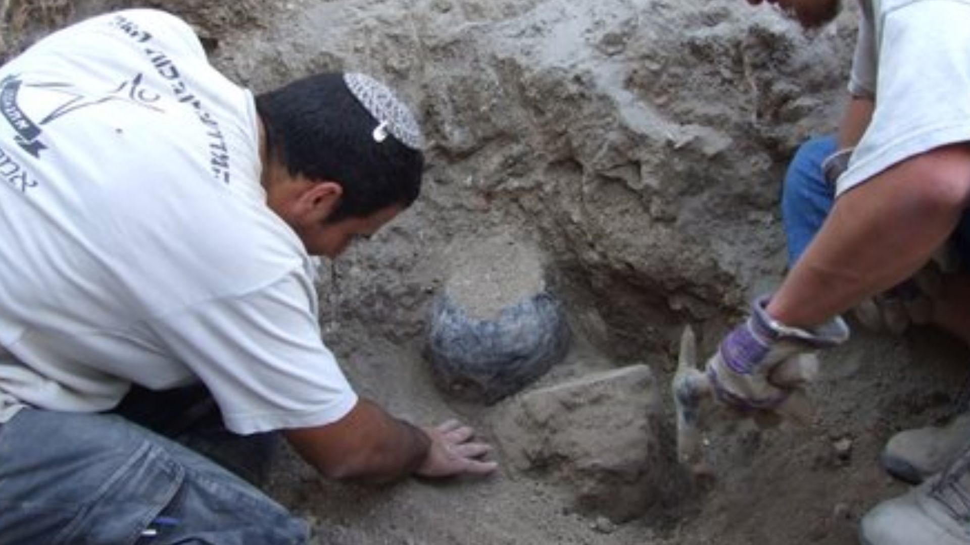 Pottery in Situ, Archaeology sites excavation