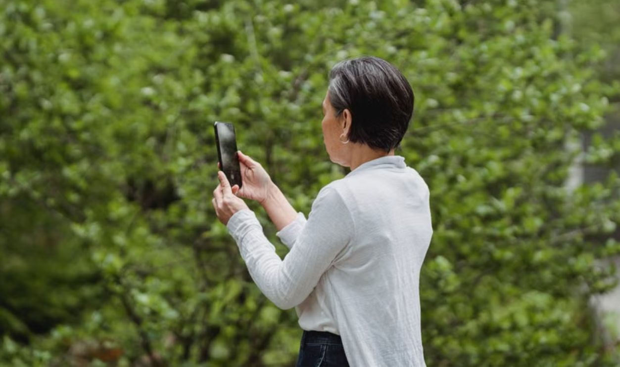 taking a picture with phone 