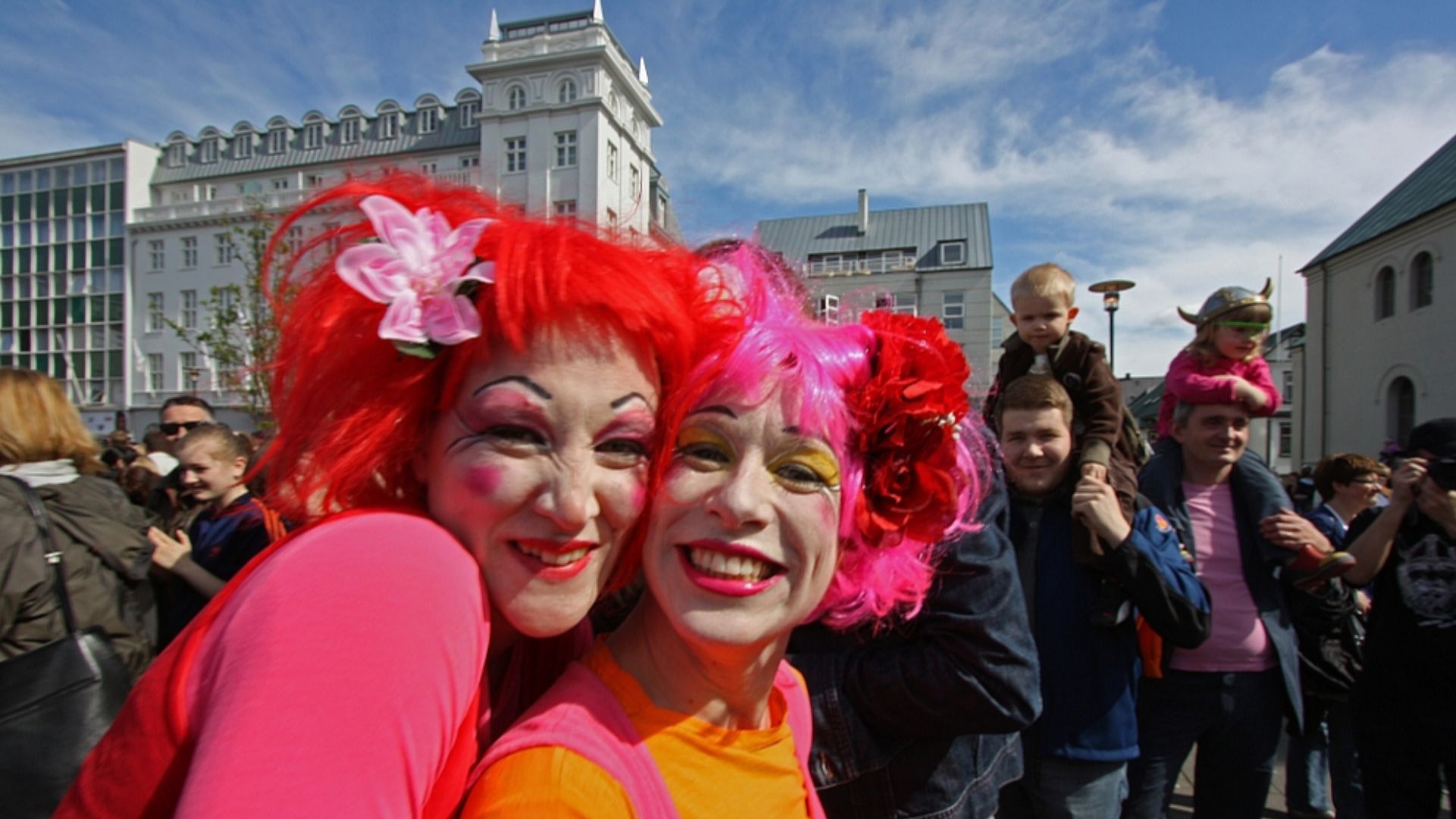The group will be part of the cityscape during the Reykjavík Arts Festival's opening weekend, both at the Opening Ceremony and the day after, in downtown Reykjavík. Perched atop 4-metre high flexible poles of original design, the troupe delivers a sublime