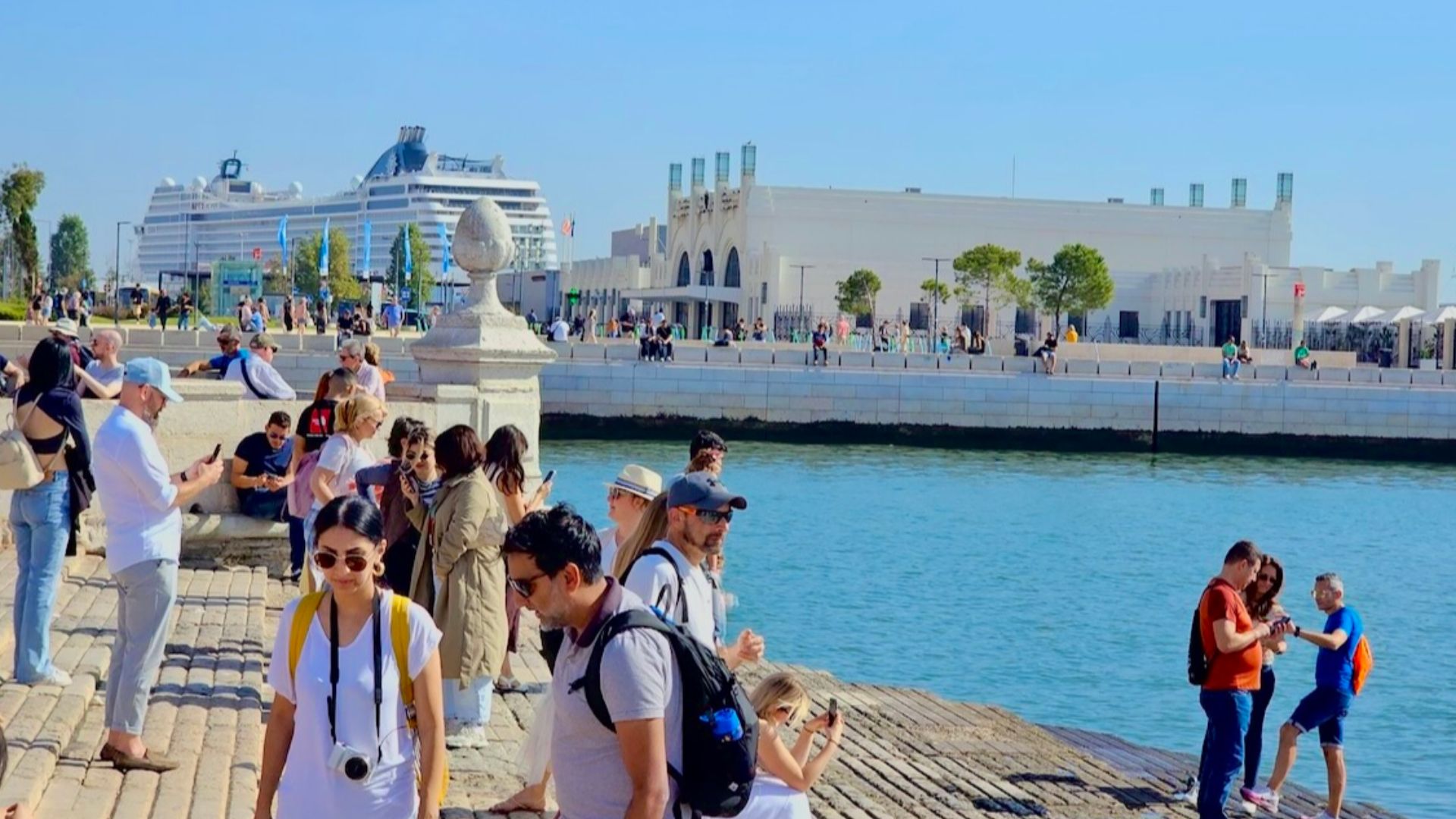 Lisbonne est la capitale du Portugal, dotée d'une situation côtière et de collines. Depuis l'imposant château de Saint-Georges (Castelo de São Jorge), la vue embrasse les bâtiments aux tons pastel de la vieille ville, l'estuaire du Tage et le pont suspend