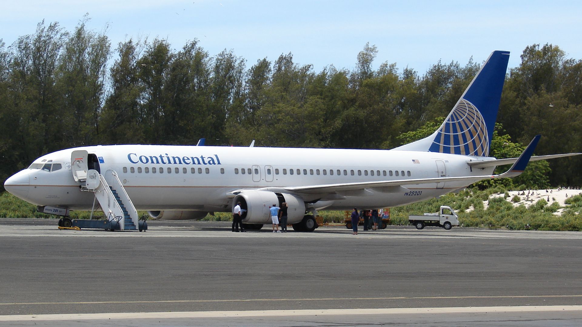 Continental Airlines Boeing 737-824 (N25201) at Henderson Field, Sand Island, Midway Atoll. Jet arriving for 66 Battle of Midway anniversary.
