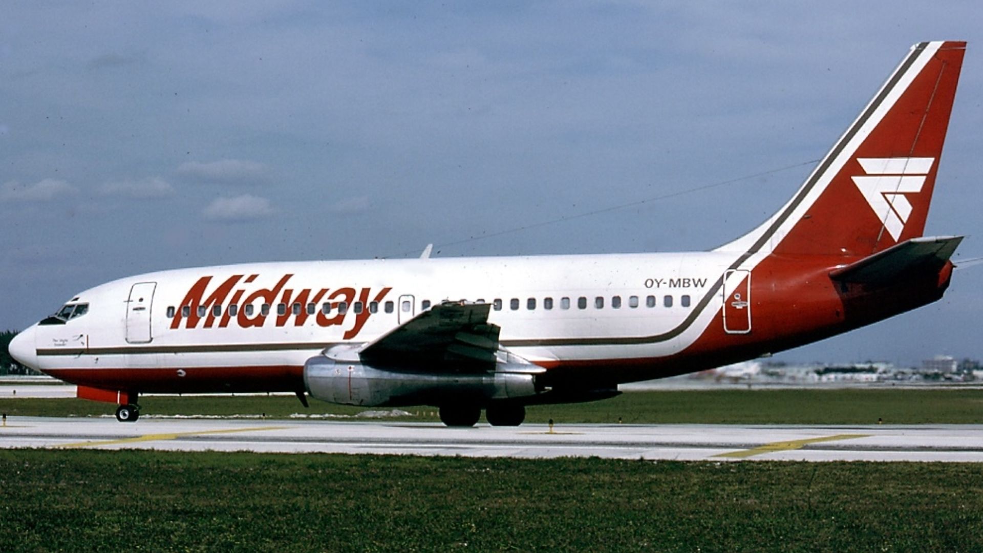 File:Boeing 737-2L9-Adv, Midway Airlines AN0472788.jpg