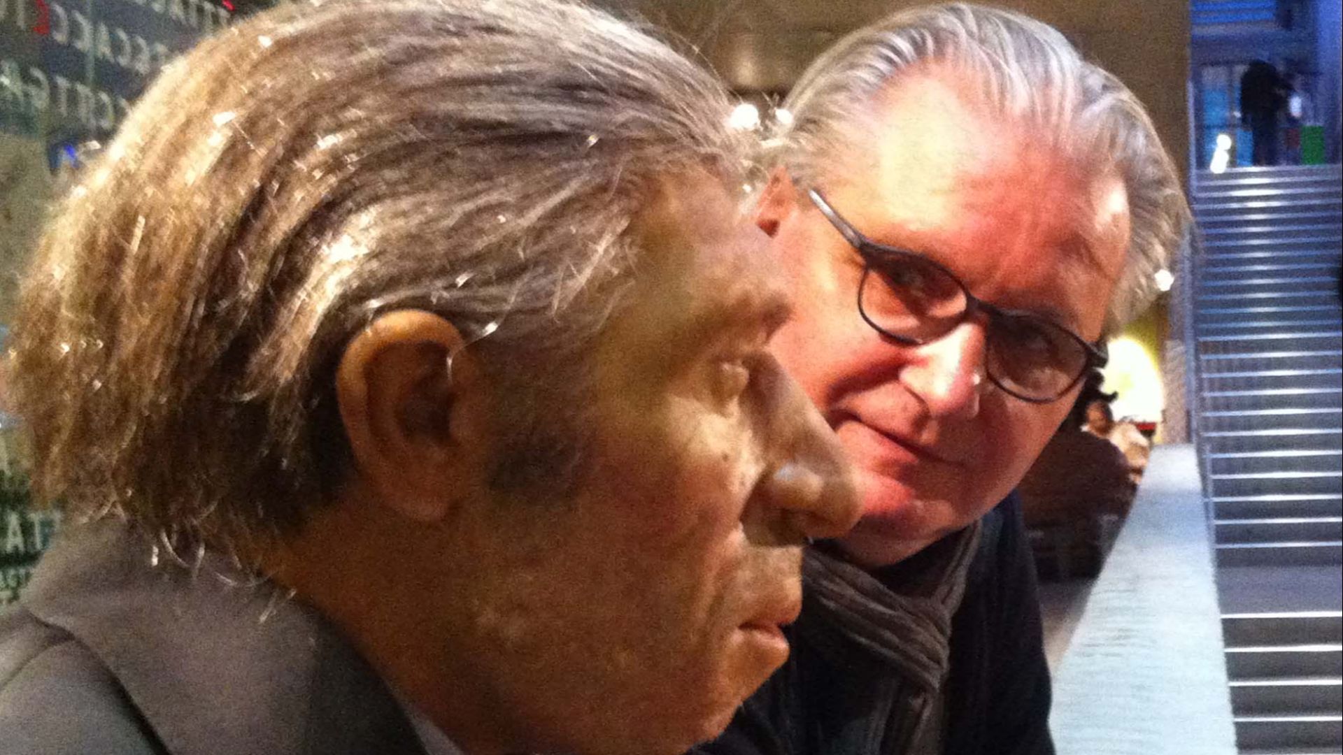 Dr. Rüdiger Krüger (*1951) mit einem Neandertaler, Neandertaler-Museum Rösrath, 2015