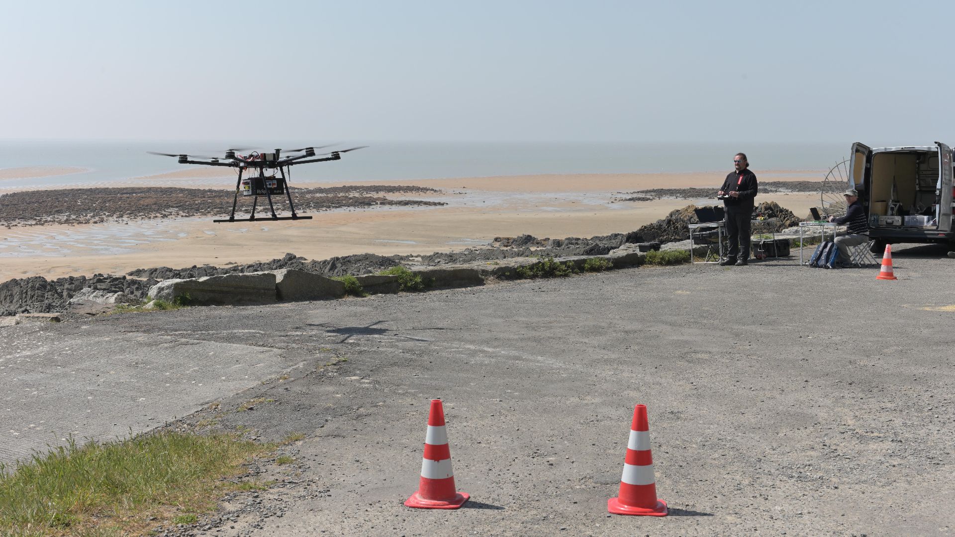 Series of photographs taken on the Champeaux site (Mont-Saint-Michel Bay) as part of the BIOHERM project, during a hyperspectral image acquisition operation by drone. The BIOHERM project aims to evaluate the potential of hyperspectral imaging (continuous 