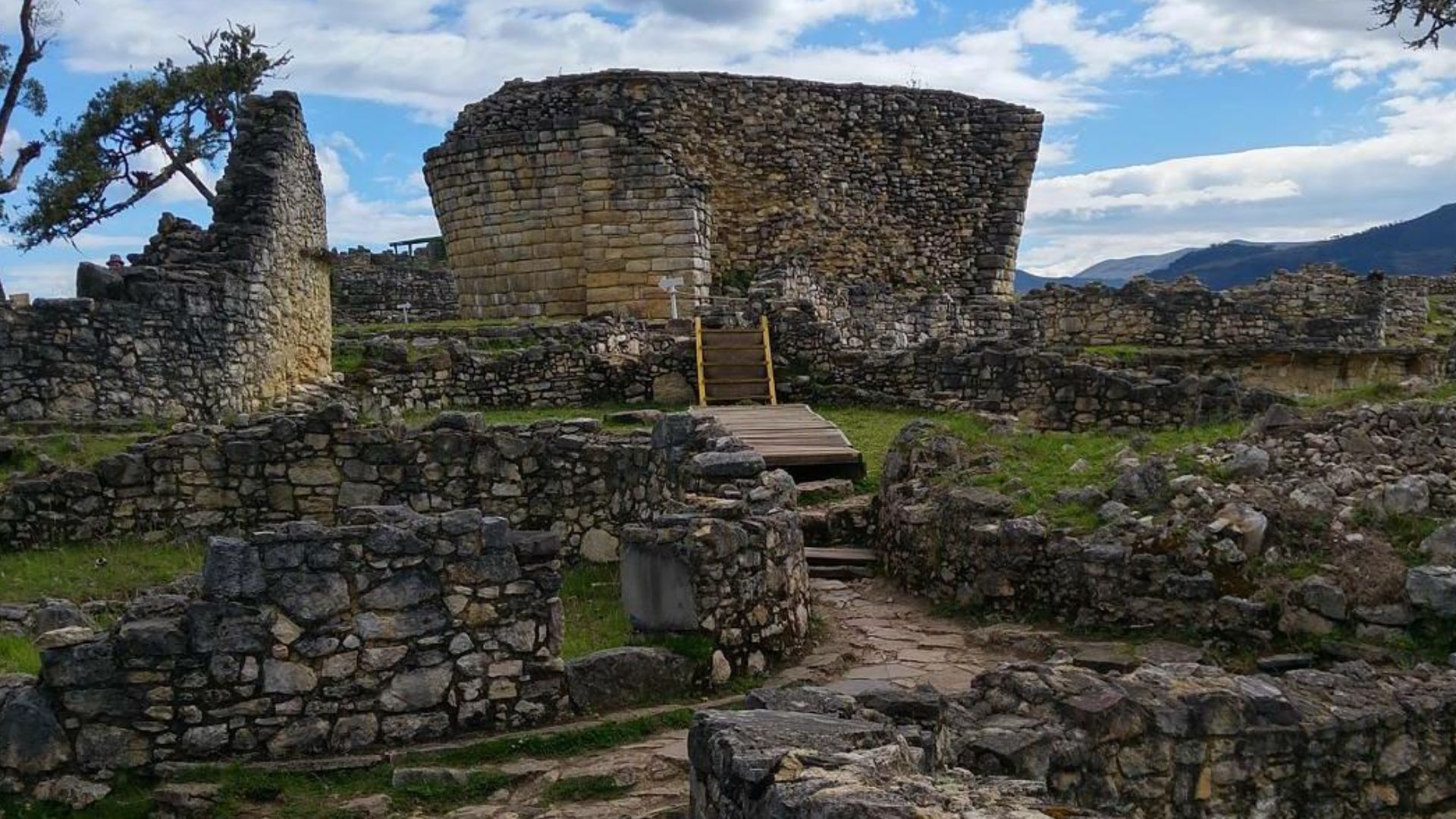 The Amazon region is the center of the Chachapoyas culture.Between the mountains of rough geography and the jungle (known as high jungle) is a beautiful and old stone building called the Kuelap Fortress, this imposing monument in the past protected the Ch