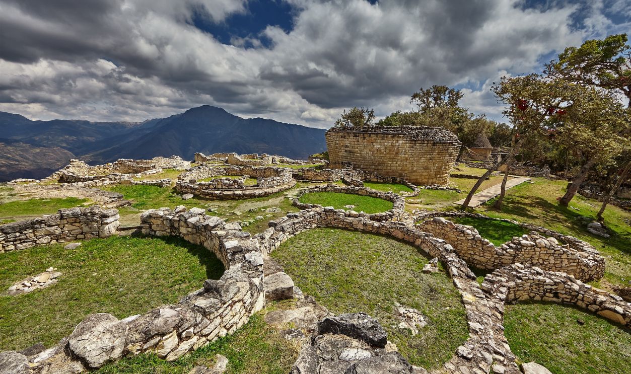 Kuelap reveals the enduring legacy of the Chachapoya people. A fortress in the clouds where history and nature meet in mysterious harmony.