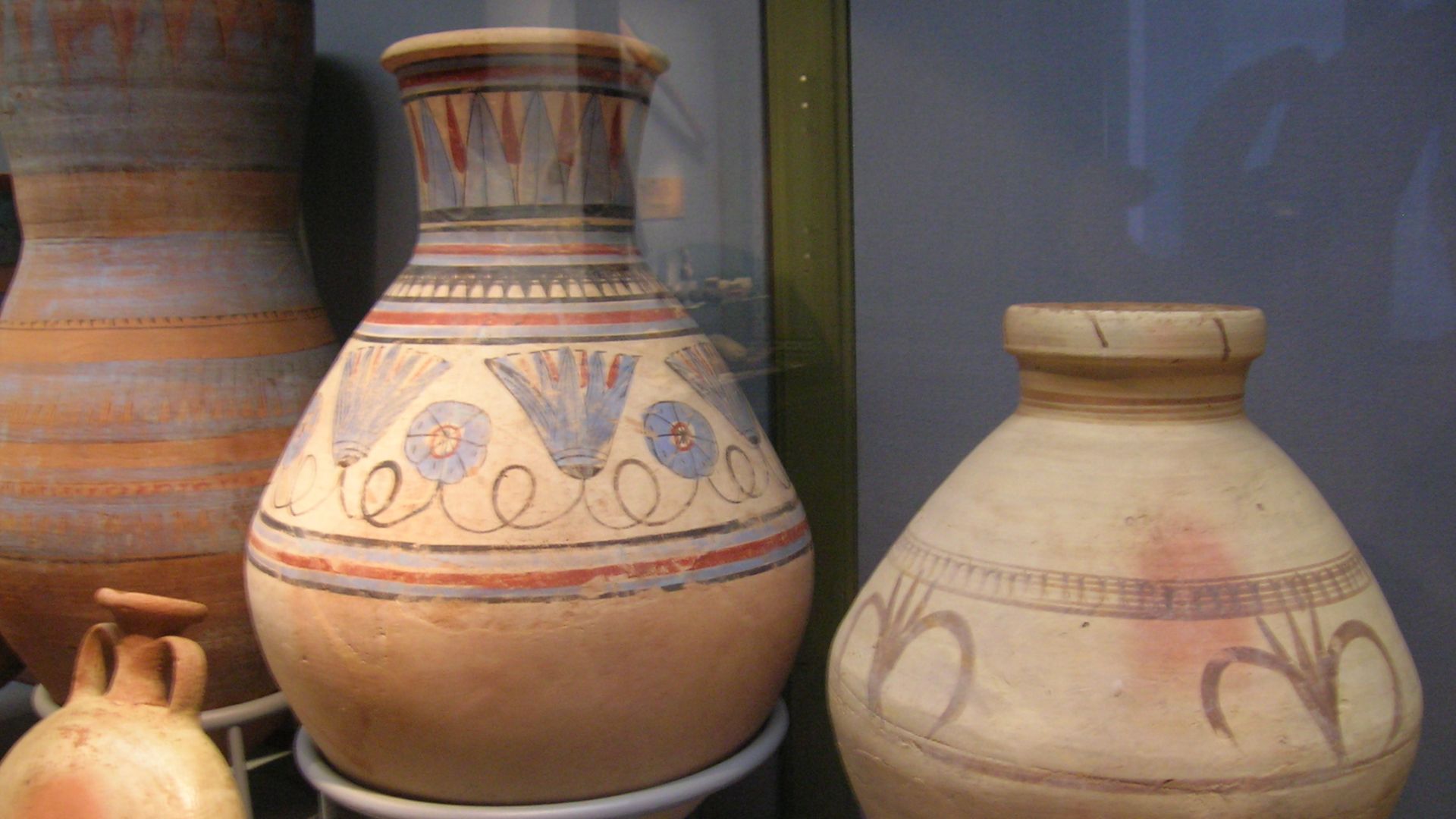 Vases with lotus motifs from ancient Egypt.
Kunsthistorisches Museum, Austria.