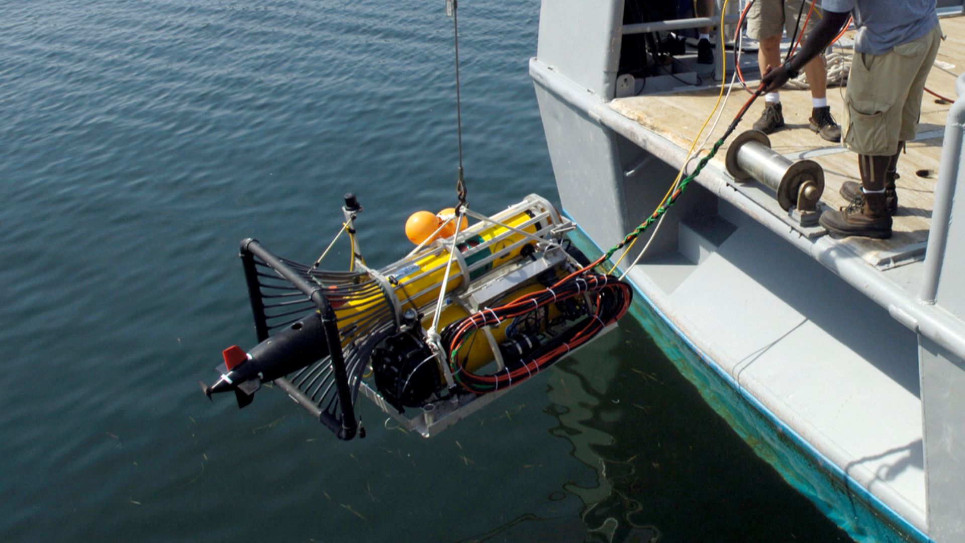 Remote Environmental Monitoring Units (REMUS) with an autonomous docking station from Woods Hole Oceanographic Institution (WHOI) is lowered into the water pierside during the Autonomous Underwater Vehicle (AUV) Fest 2007, hosted by the Naval Surface Warf