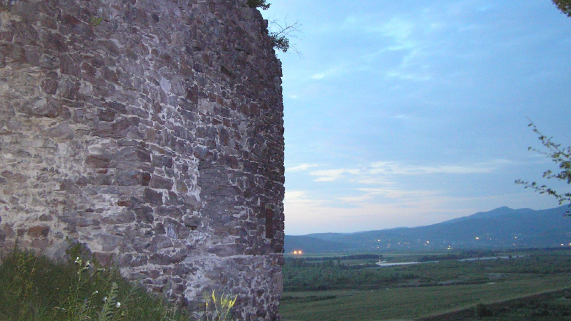 The ruins of a castle in en:Korolevo