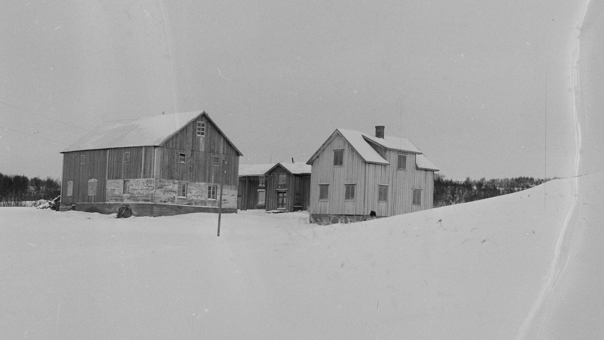 Bildet er hentet fra Arkivverket.
Hessdalen, fjellgrend med forlatte gårder, vinter, mosehenting. NÅ nr. 2

Arkivinstitusjon : Riksarkivet
Arkivnavn : Billedbladet NÅ
Sted : Norge, Sør-Trøndelag, Holtålen,
Emneord: Vinter, Gårder, Eksteriør
Avbildet: