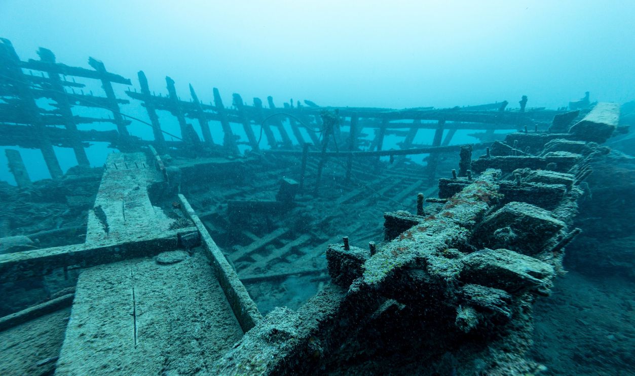 Close view of wooden shipwreck underwater at sangalaki island