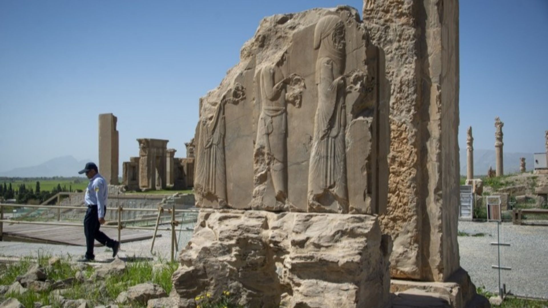 Translation of original description: A valuable collection of 209 coins of the Islamic period, 5 arrows and 2 historical rings was discovered in the area around Persepolis by one of the natives of the region and then donated to the Cultural Heritage Offic