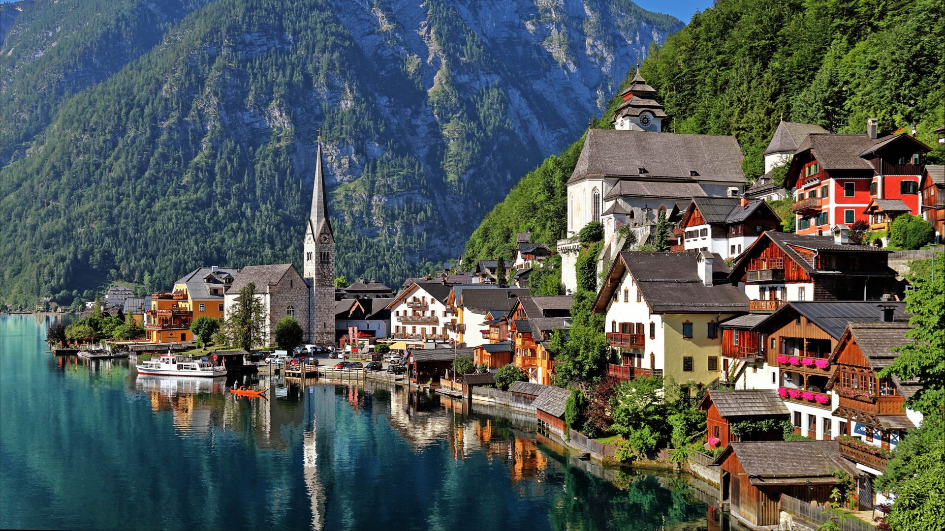 Vue nord-nord-est du centre de la commune de Hallstatt, en Haute-Autriche, avec en arrière-plan le Vordere Hirlatz, qui culmine à 1934 m d'altitude.