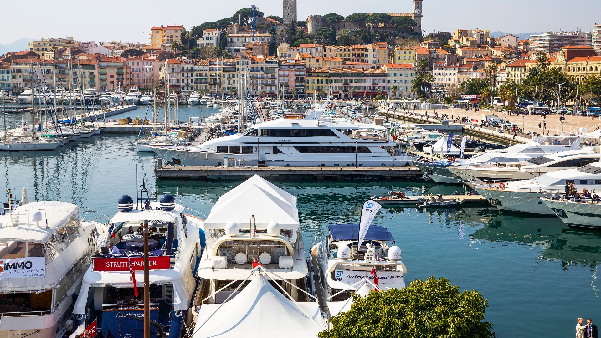 Hamnen i Cannes där många yachter används för möten i samband med fastighetskonferensen Mipim. Fotograferad från festivalpalatset 20140312.
Photo: News Øresund - Jenny Andersson
© News Øresund(CC BY 3.0)

Detta verk av News Øresund är licensierat under en