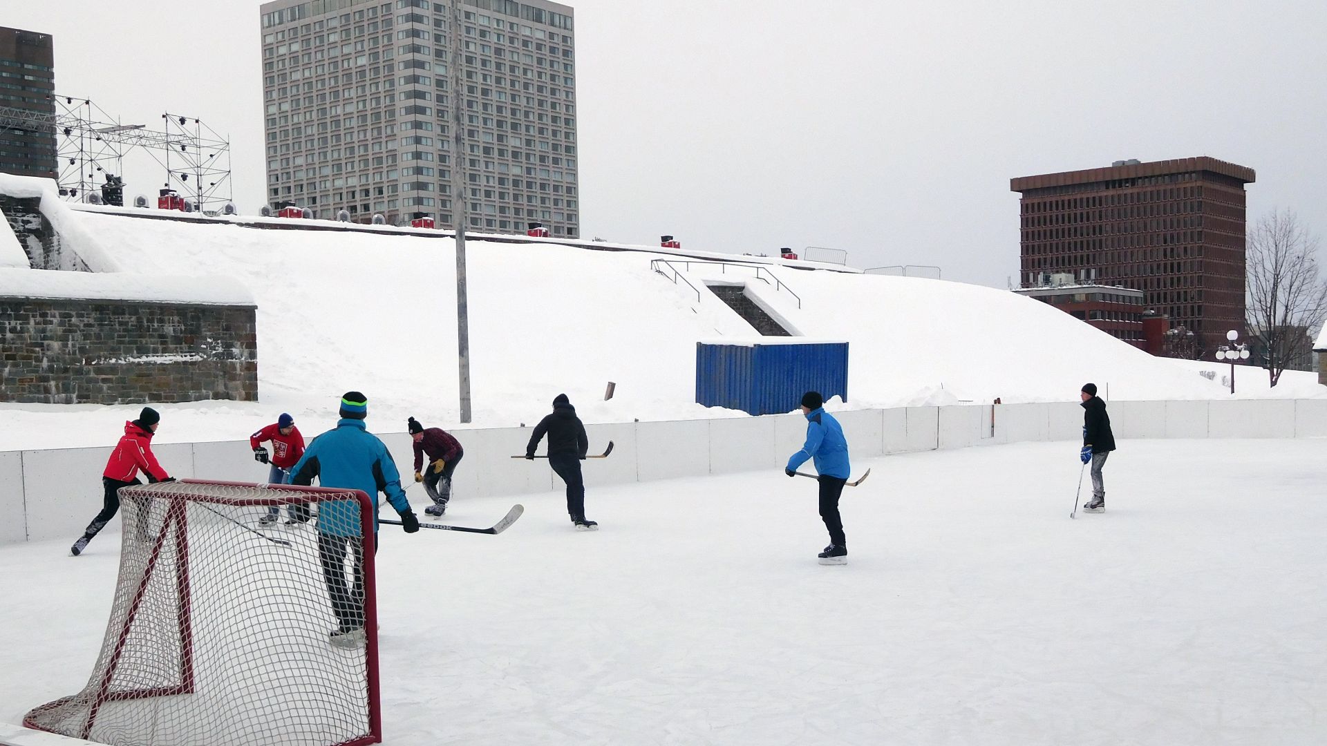 Hockey sur glace, patinoire du parc de l'esplanade
Le parc de l'Esplanade, à Québec, est situé au nord de la rue Saint-Louis, à l'ouest de la rue D'Auteuil, au sud de la rue Dauphine.