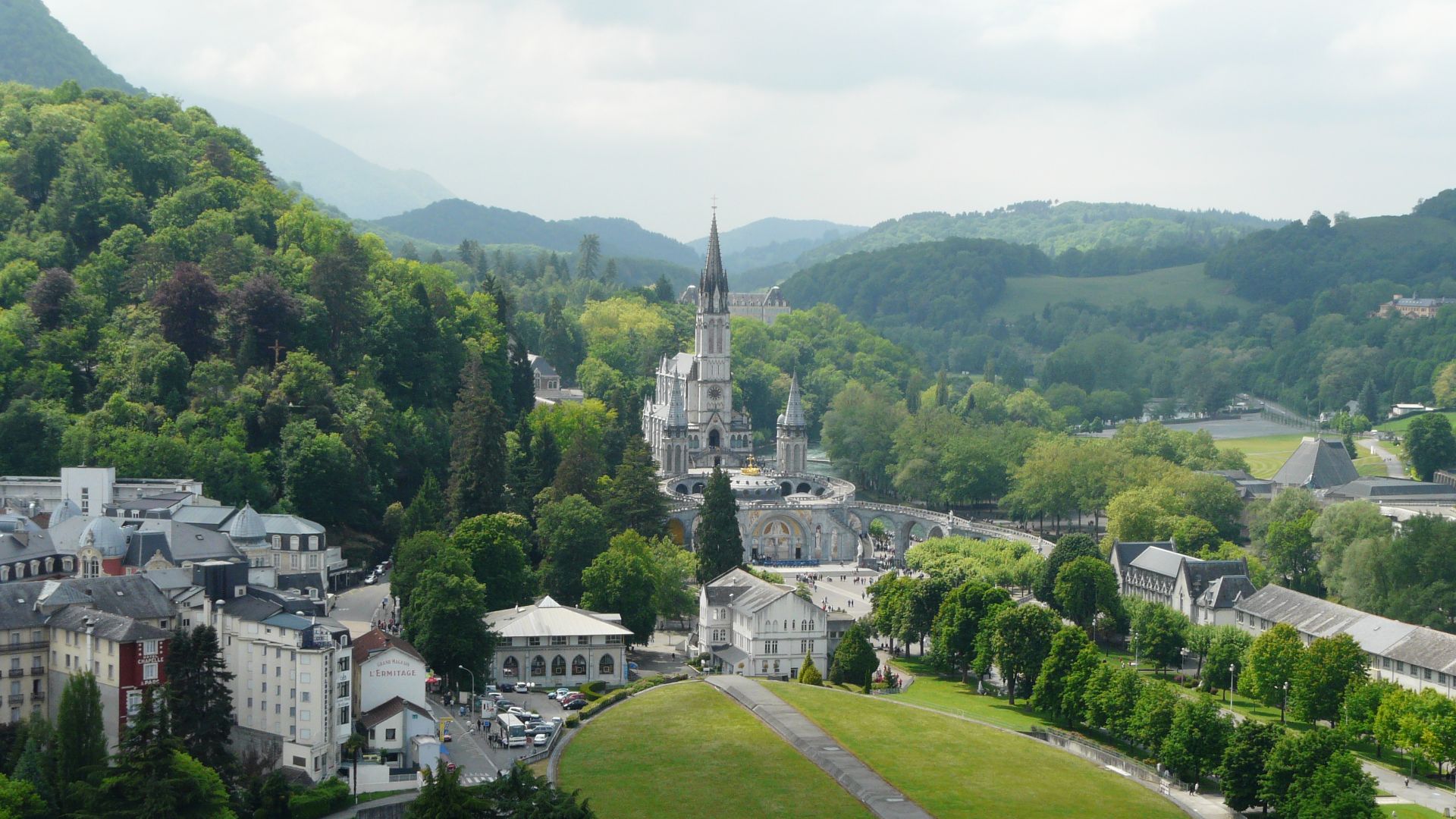 La basilique de l'Immaculée-Conception et la basilique Notre-Dame du Rosaire, Lourdes, Hautes-Pyrénées, France.