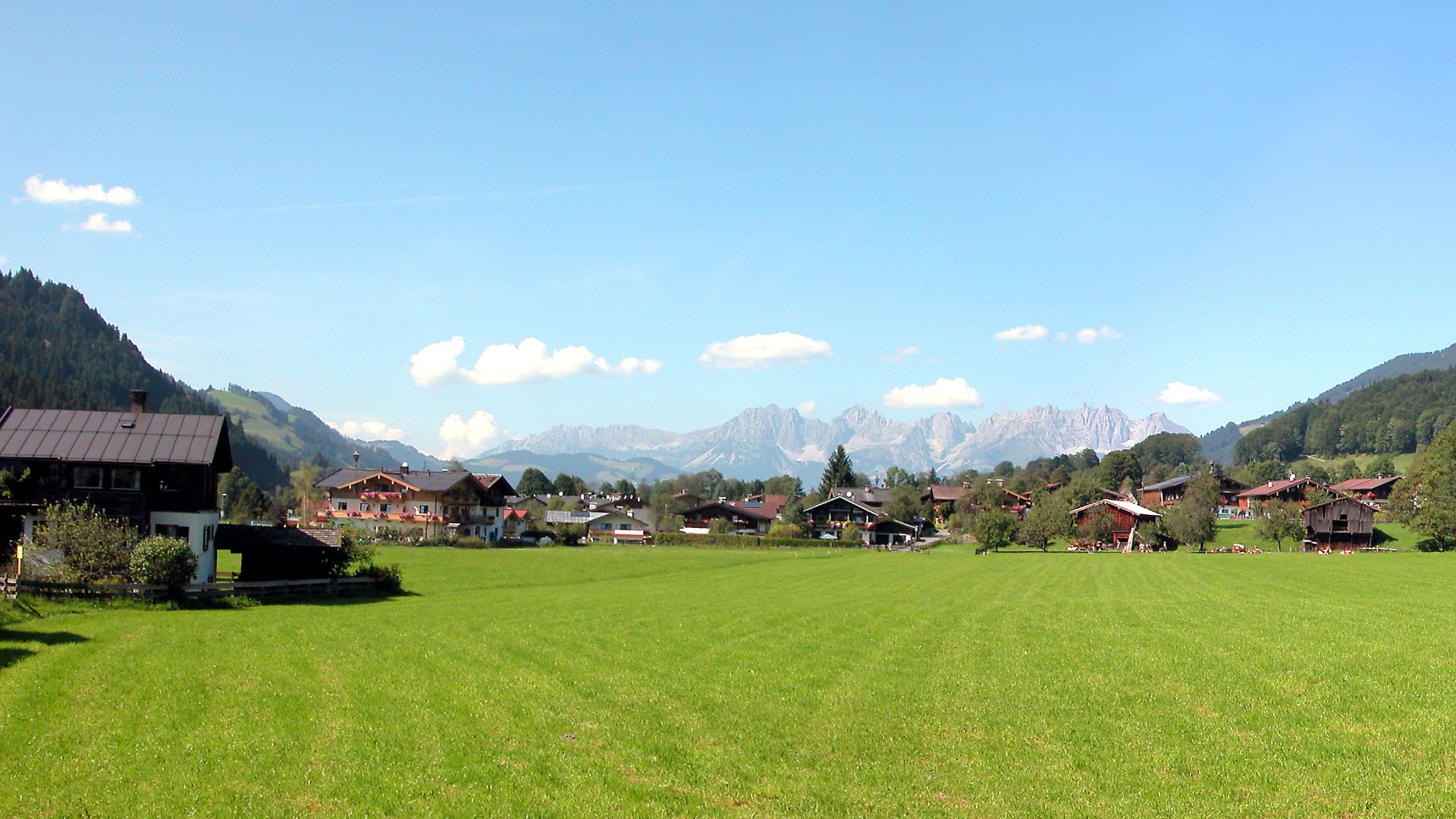 05.09.2005   Kitzbühel (Österreich): Blick nach Norden über den Ort Kitzbühel zum Kaisergebirge (GMP: 47.560200,12.328000) im Hintergrund und der St. Johann Antenne (GMP: 4747595,12.43009) am Gipfelhaus auf dem Kitzbüheler Horn rechts im Bild. 
[DSCN7644+