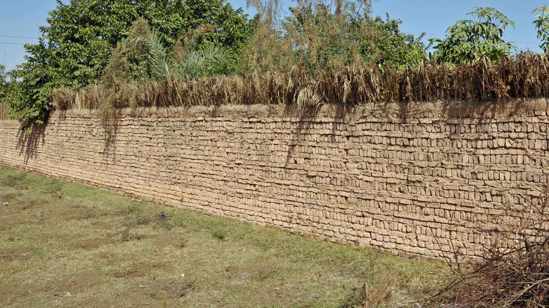 Mudbrick wall in the countryside south of Luxor (Egypt)