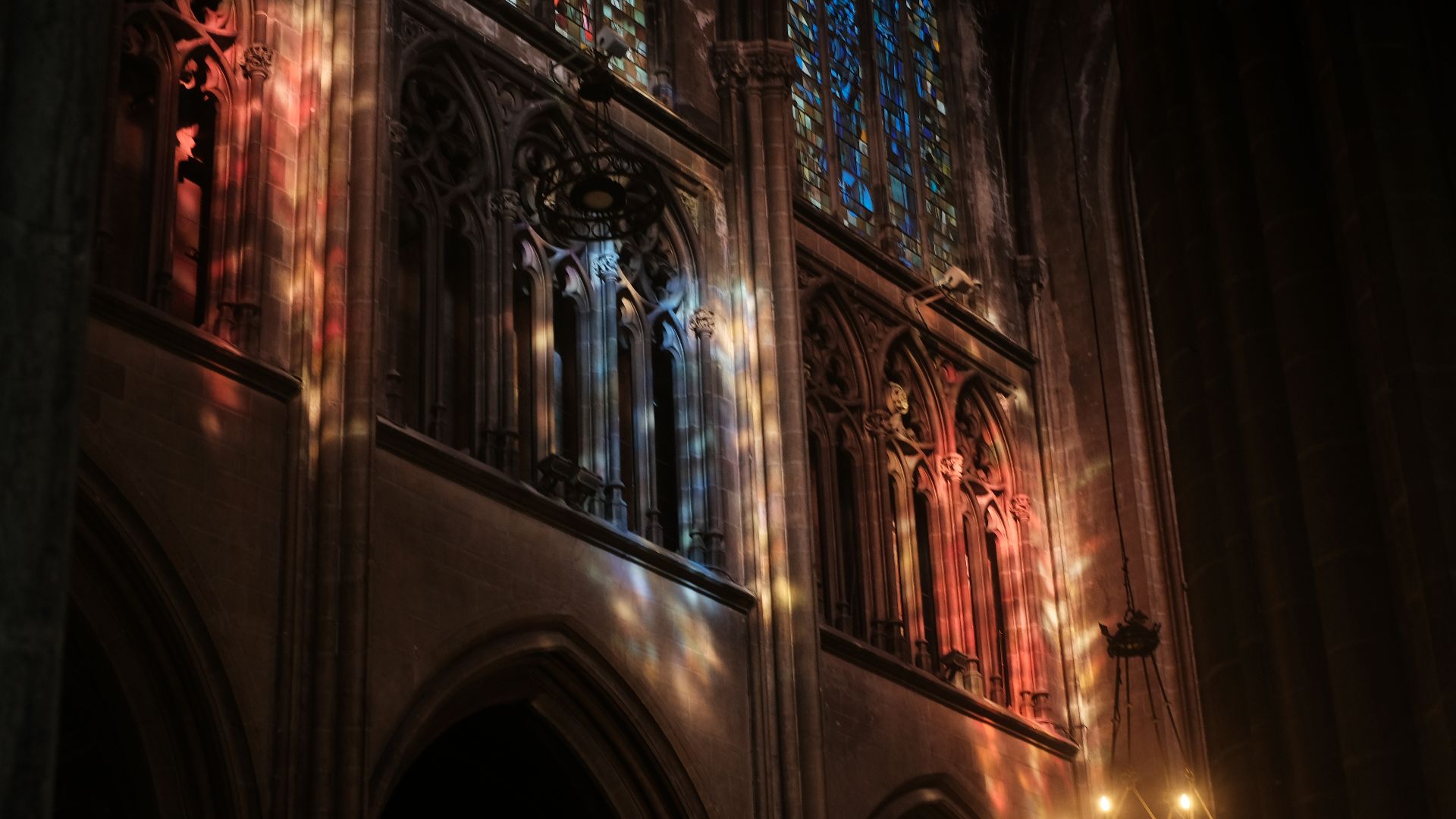 Licht binnen in de kerk
