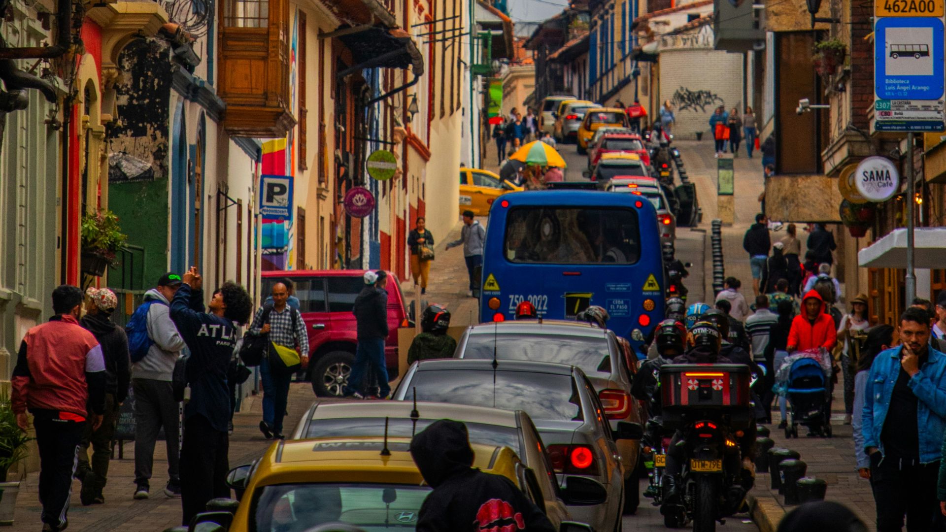 a busy city street filled with lots of traffic
