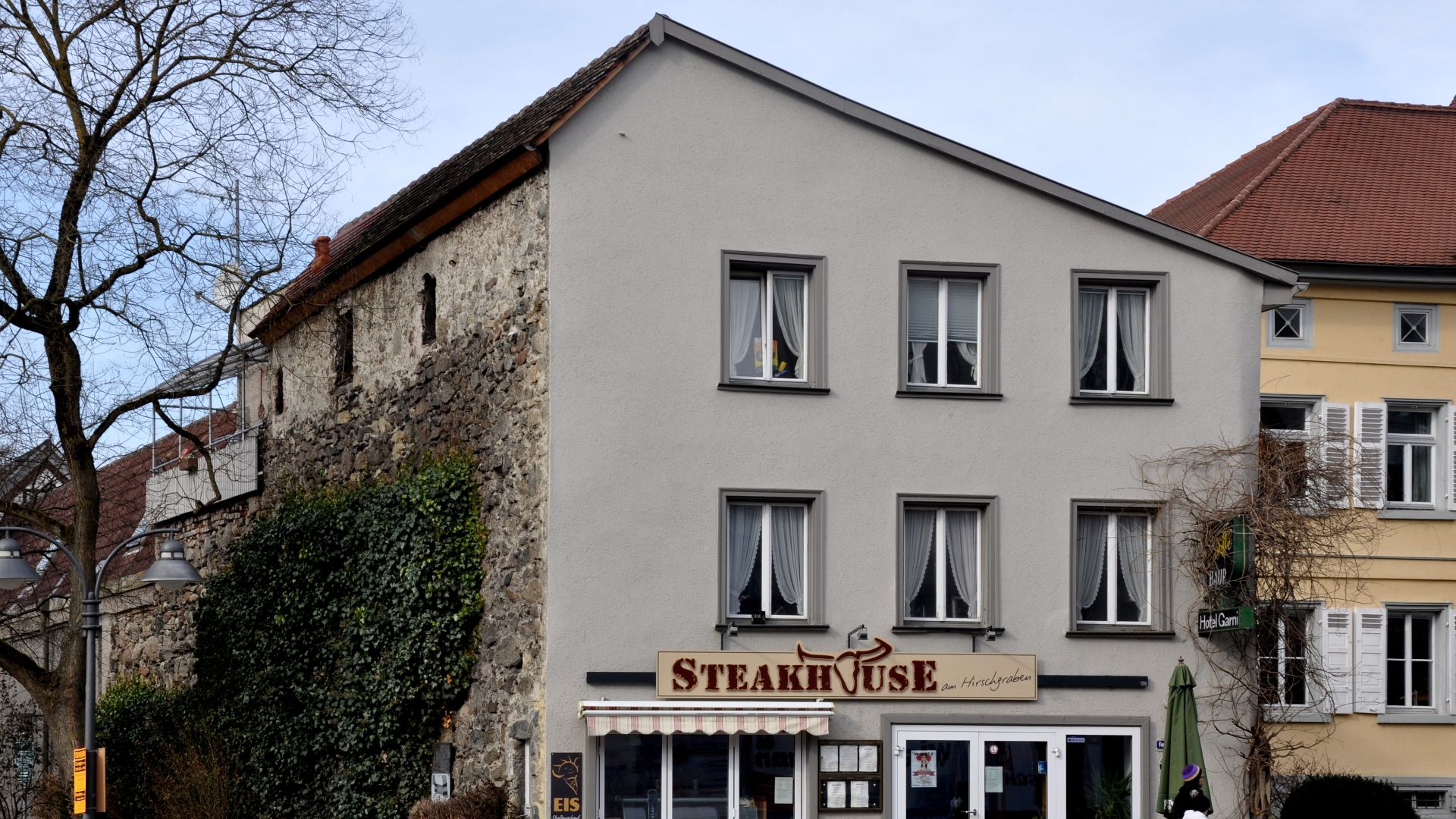 Ravensburg, Stadtmauer und Marienplatz 1 (1842 eröffnet als Bierschank, später „Wirtschaft zum Kästlinstor“, im 20. Jh. „Café Baur“ mit Hotel garni, zuletzt Eiscafé „L'Espresso“, später