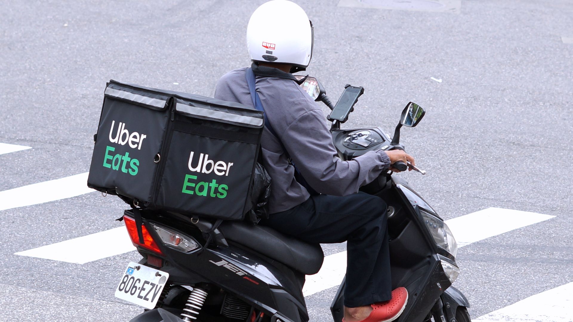 Uber Eats外送員三陽Jet Power機車806-EZV。