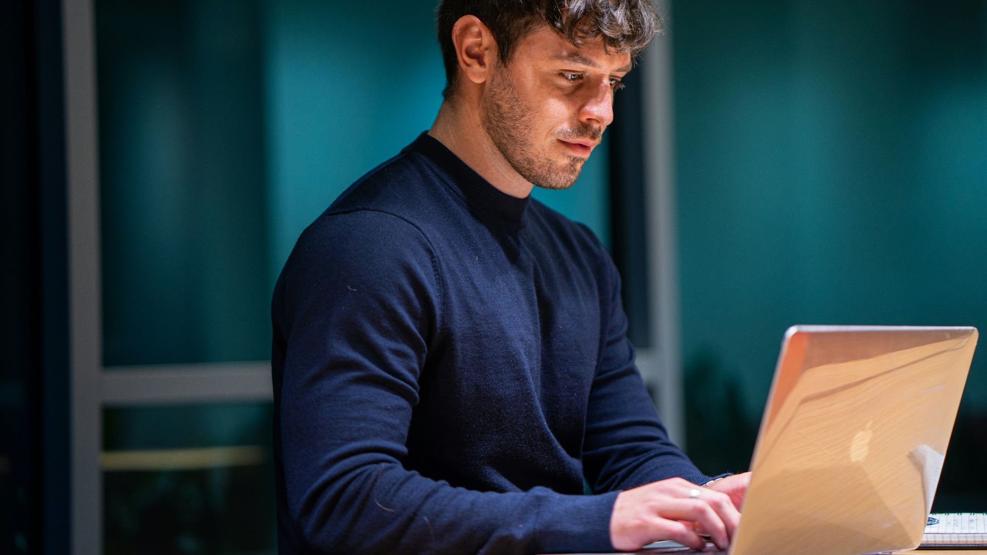 man in black long sleeve shirt using macbook