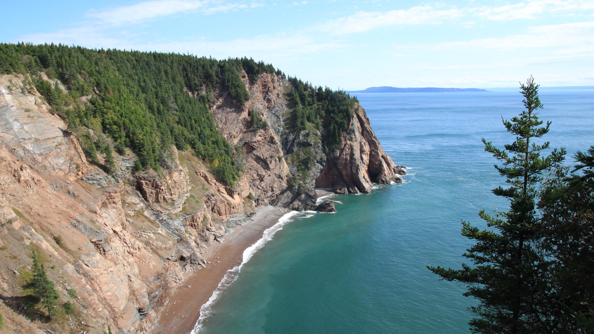 Acantilados de la costa de la zona de Cape Chignecto.