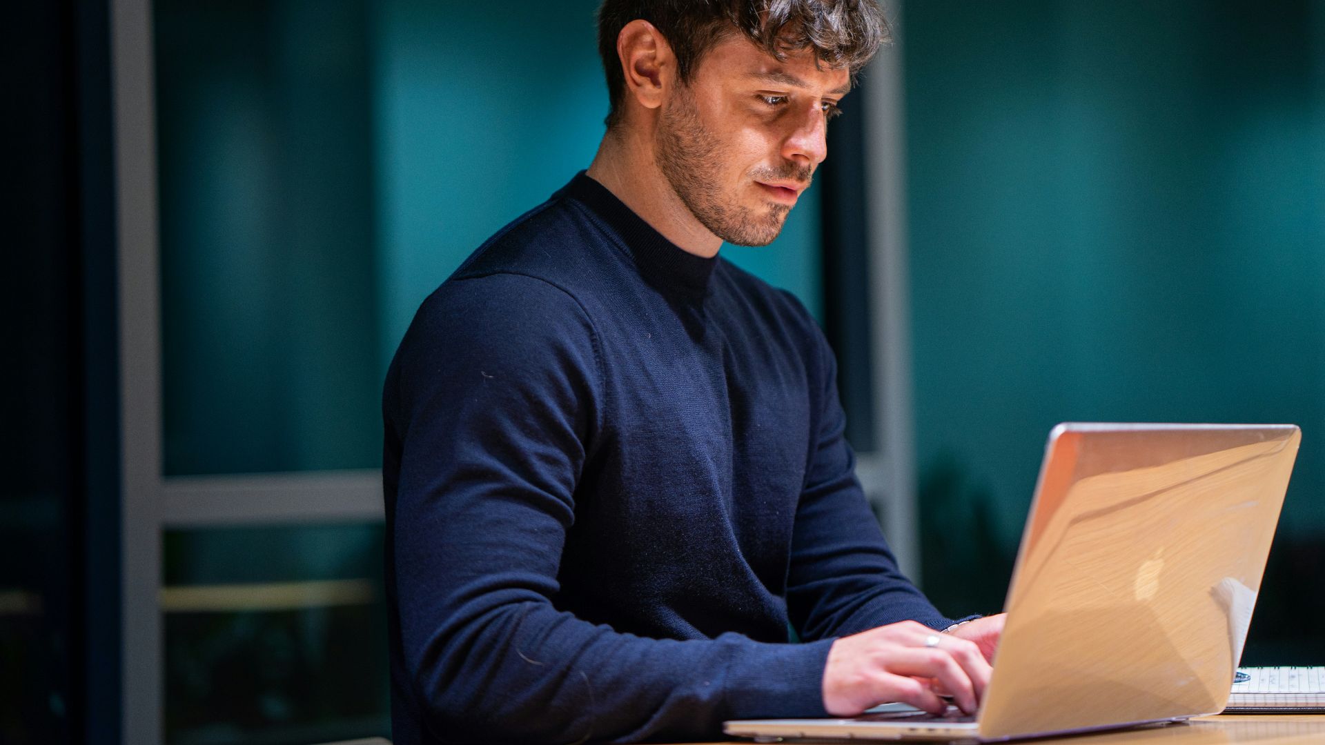 man in black long sleeve shirt using macbook