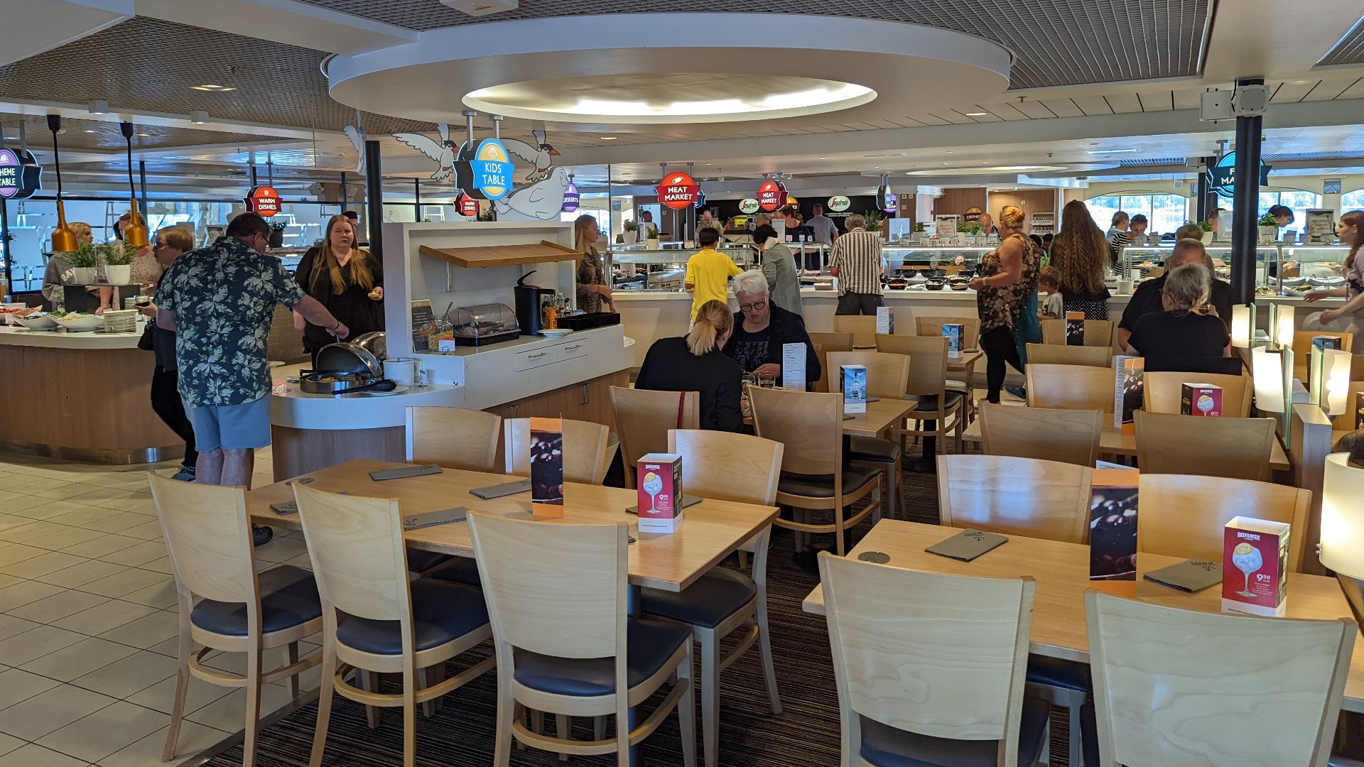 Silja Line-fartyget Galaxy den 29 juni 2022. Middagsbuffé på Grande Buffet.