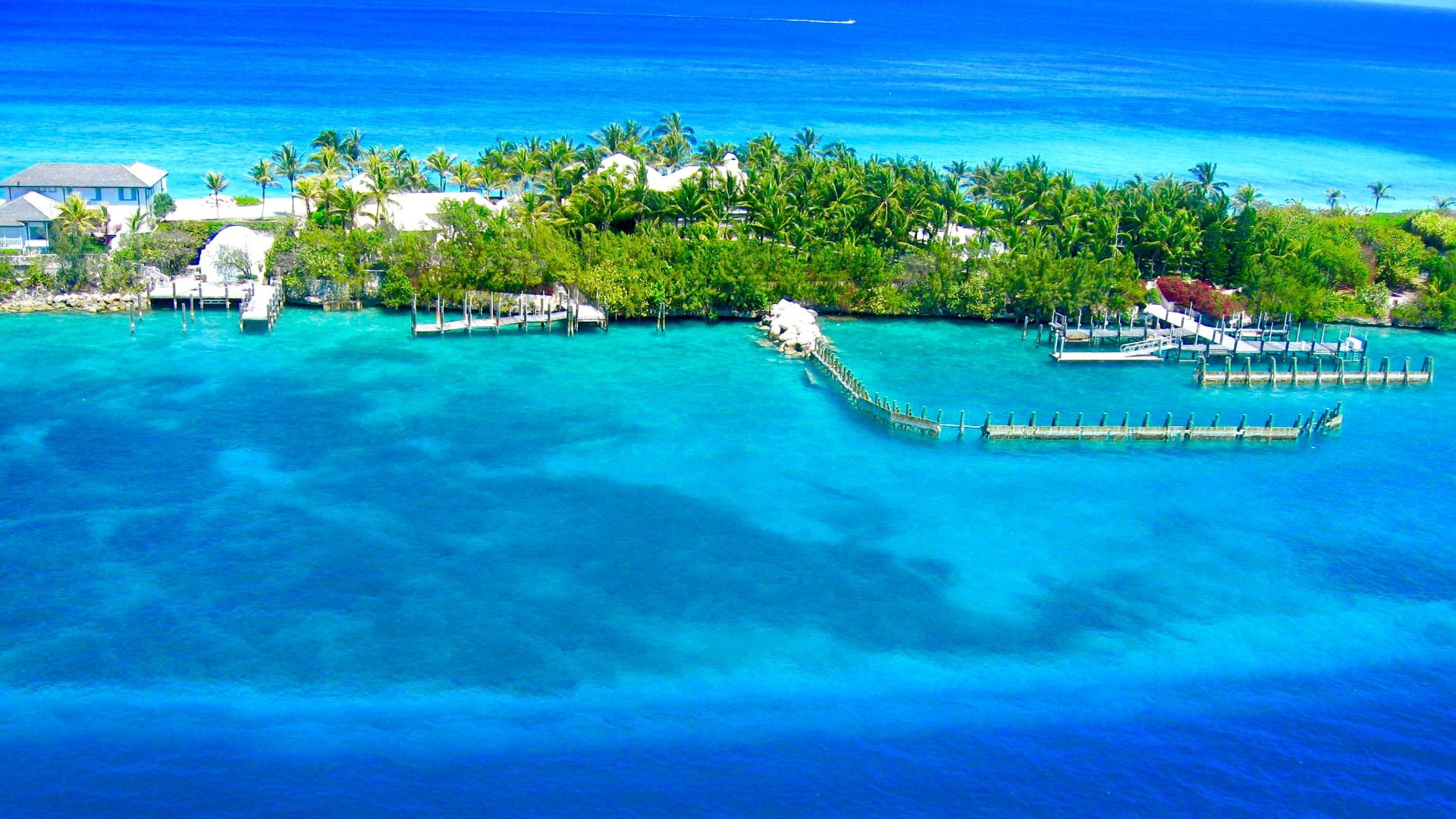 A breathtaking aerial view of Nassau, Bahamas showcasing vibrant blue waters and lush greenery.