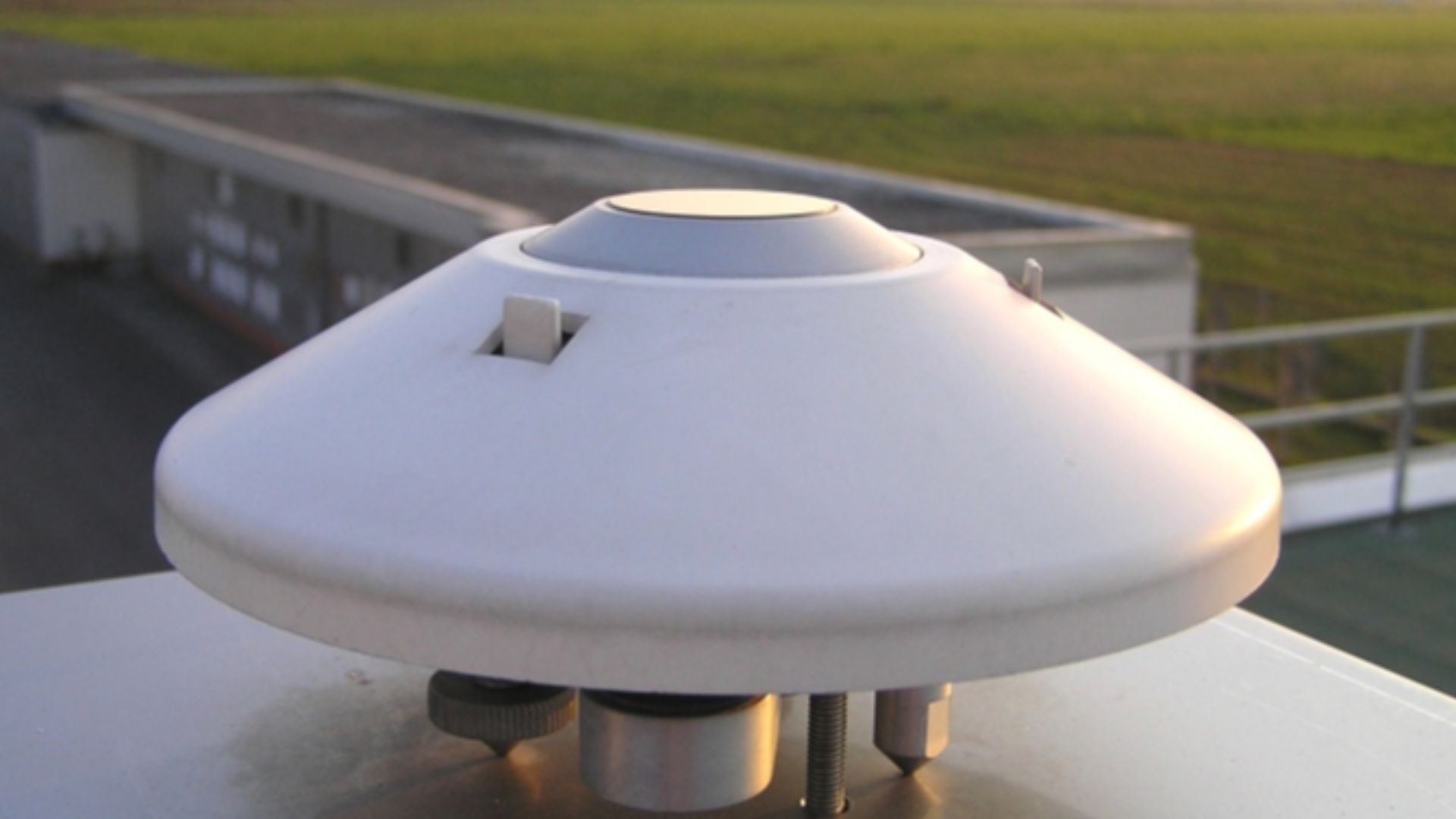 A pyrgeometer used for measuring the long-wave atmospheric counterradiation. w:en:Pyrgeometer

Source: Photographed by myself
Date of photograph: 2005 Oct 06
Date of upload: 2007 Mar 08
Author: Sch