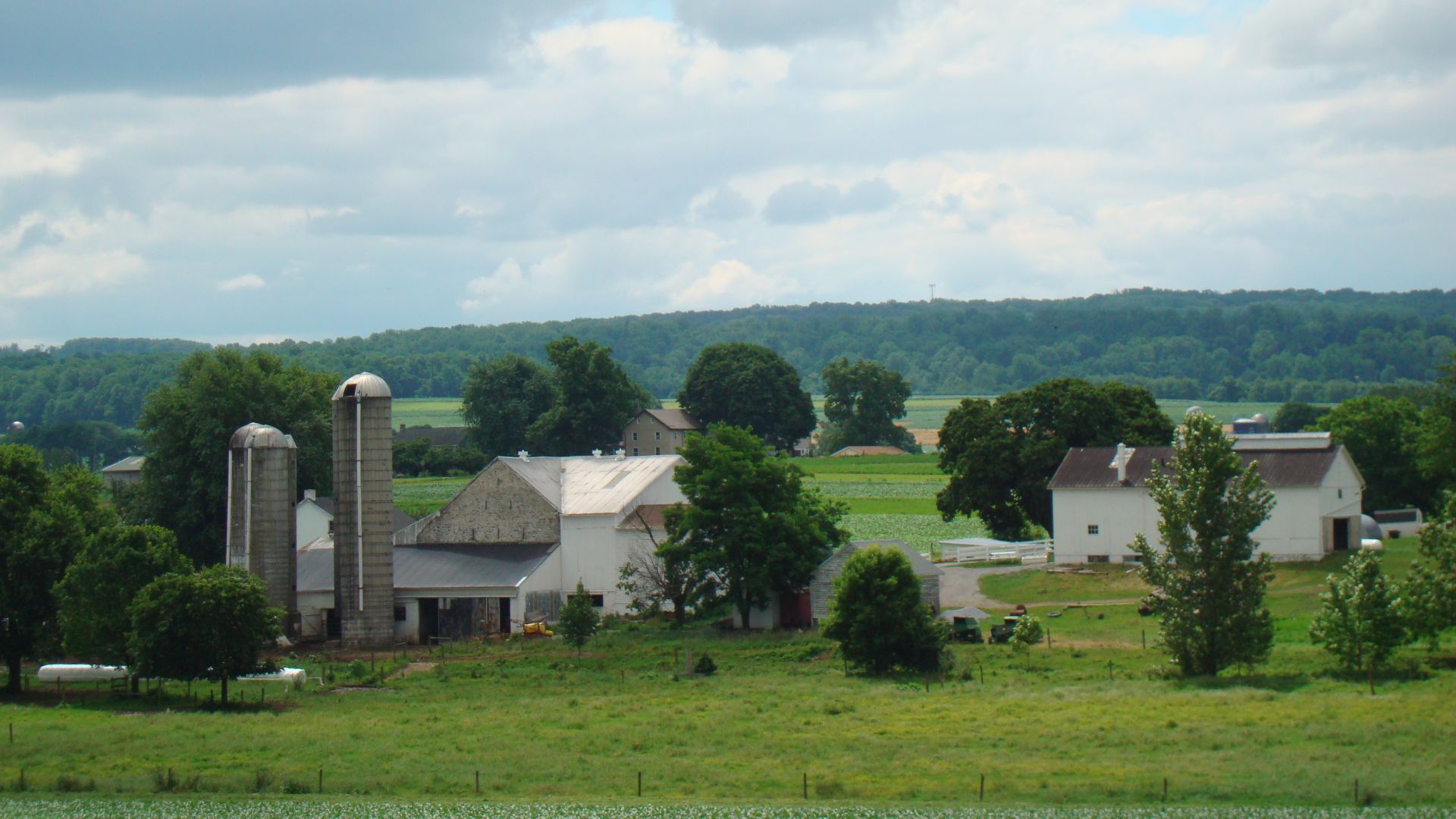 Amish farm along the Strasburg Rail Road train ride between Strasburg and Paradise, Lancaster County, Pennsylvania, USA
