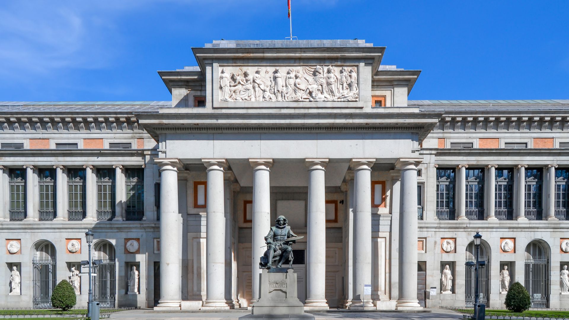 Pórtico hexástilo (seis columnas) de estilo neoclásico del Museo del Prado en Madrid, conocido como Puerta de Velázquez. Diseñado por el arquitecto Juan de Villanueva (1739-1811).