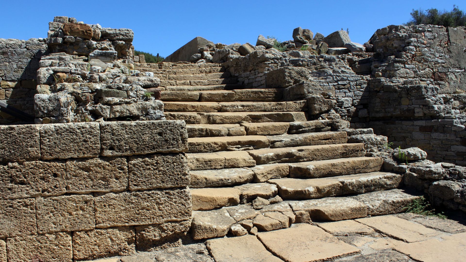 Estructuras visibles del Foro del yacimiento romano de Carteia. San Roque, Andalucía, España.