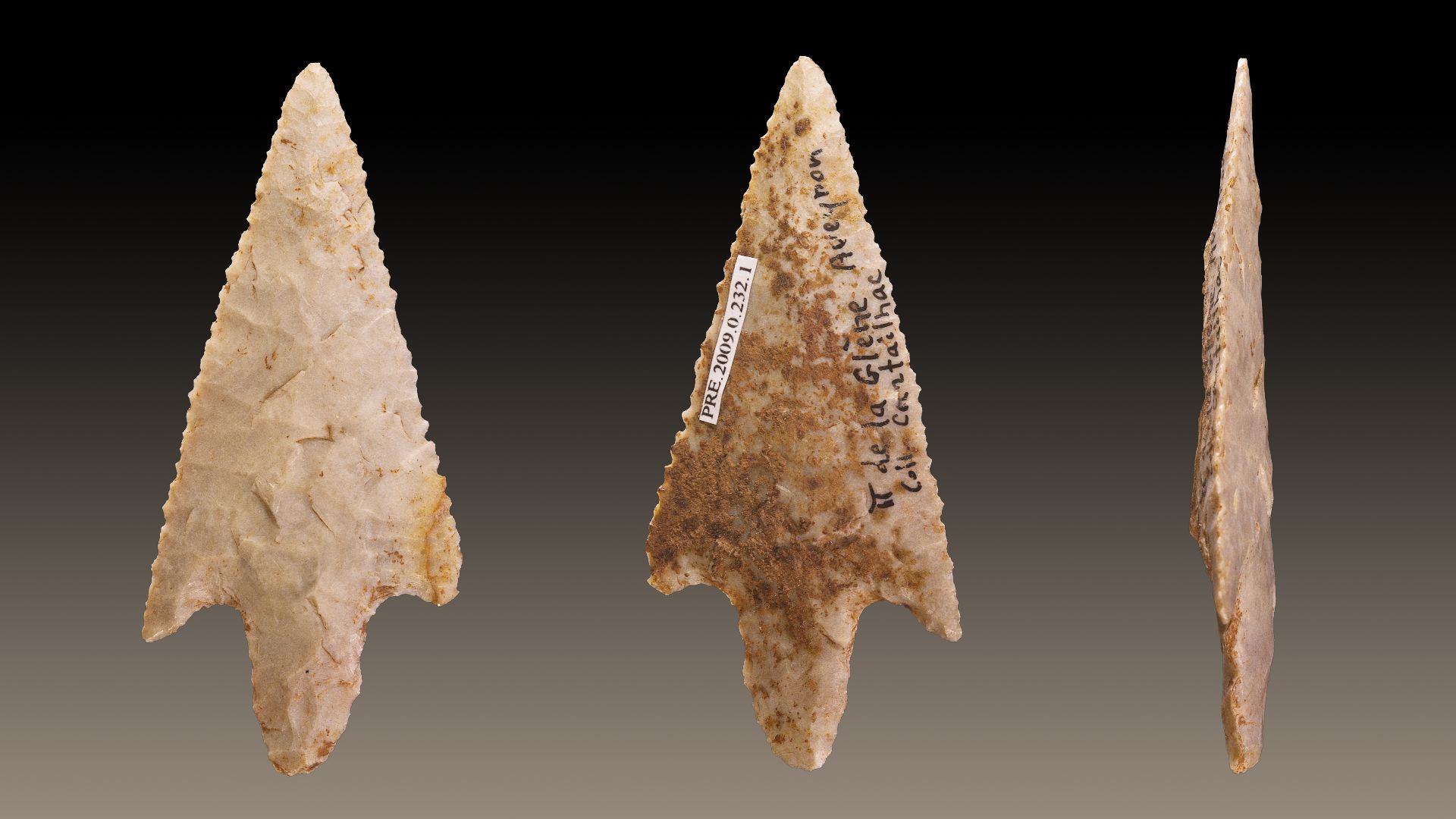 Arrowhead in Chert. Different views of the same specimen
Stage : Later Neolithic (Rhodézien) (to – 3300 to  - 2400 Before the Current Era)
Locality : Dolmen de la Glène, Saint-Léons, Aveyron, France
Former collection  of Émile Cartailhac  (1845 - 1921)
Si