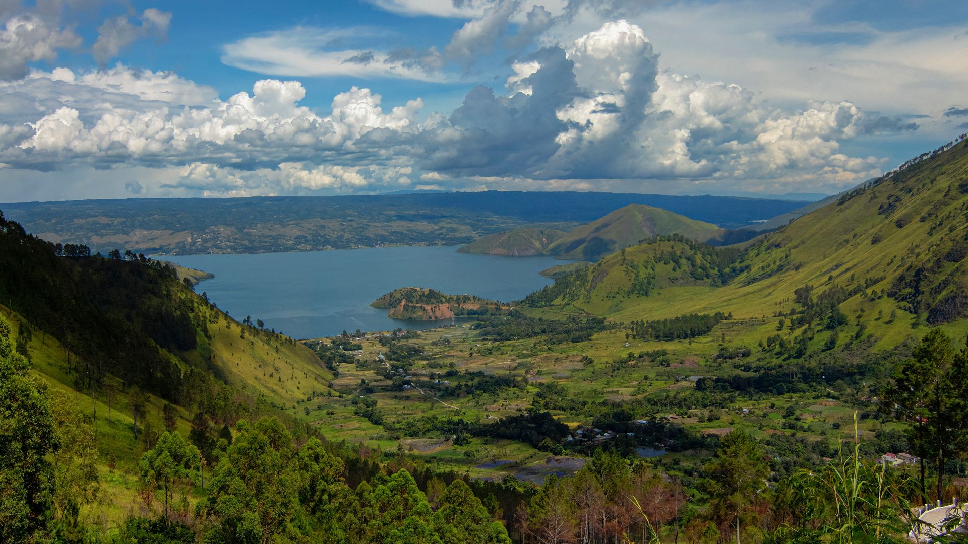 Lake Toba is flanked by 7 districts in North Sumatra. The beauty of Lake Toba in each place is different. The view of Lake Toba in the photo taken from Tele Samosir
