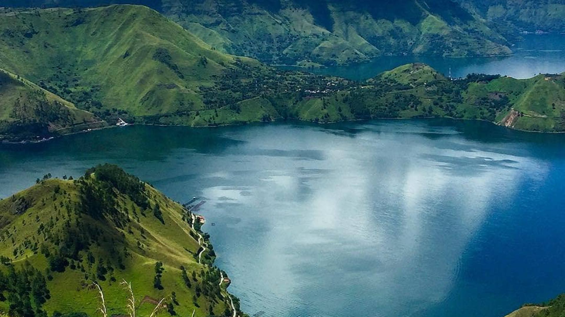 Lake Toba is an extraordinary natural wonder of the world. This enormous crater lake consists of an island almost the size of Singapore in its center. At over 1,145 square km, and a depth of 450 meters, Lake Toba is actually more like an ocean. This is th