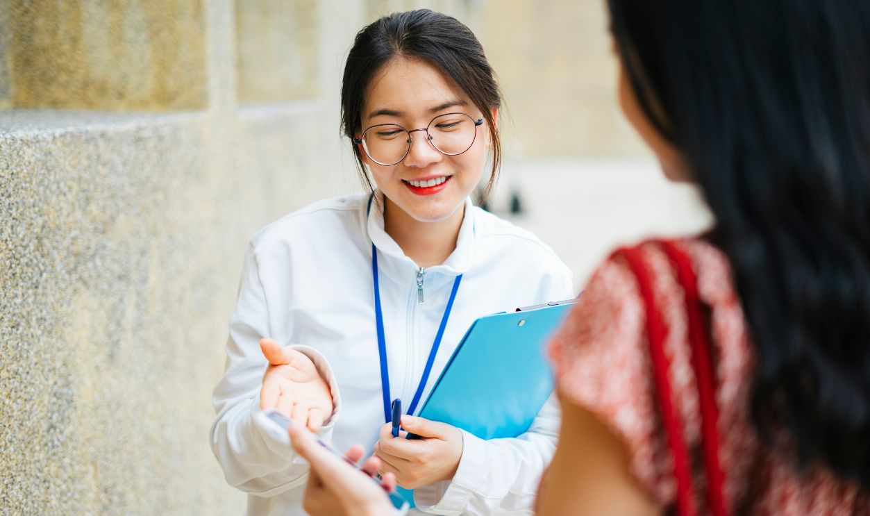 Beautiful asian woman tour guide talking to traveler and giving travel infomation.