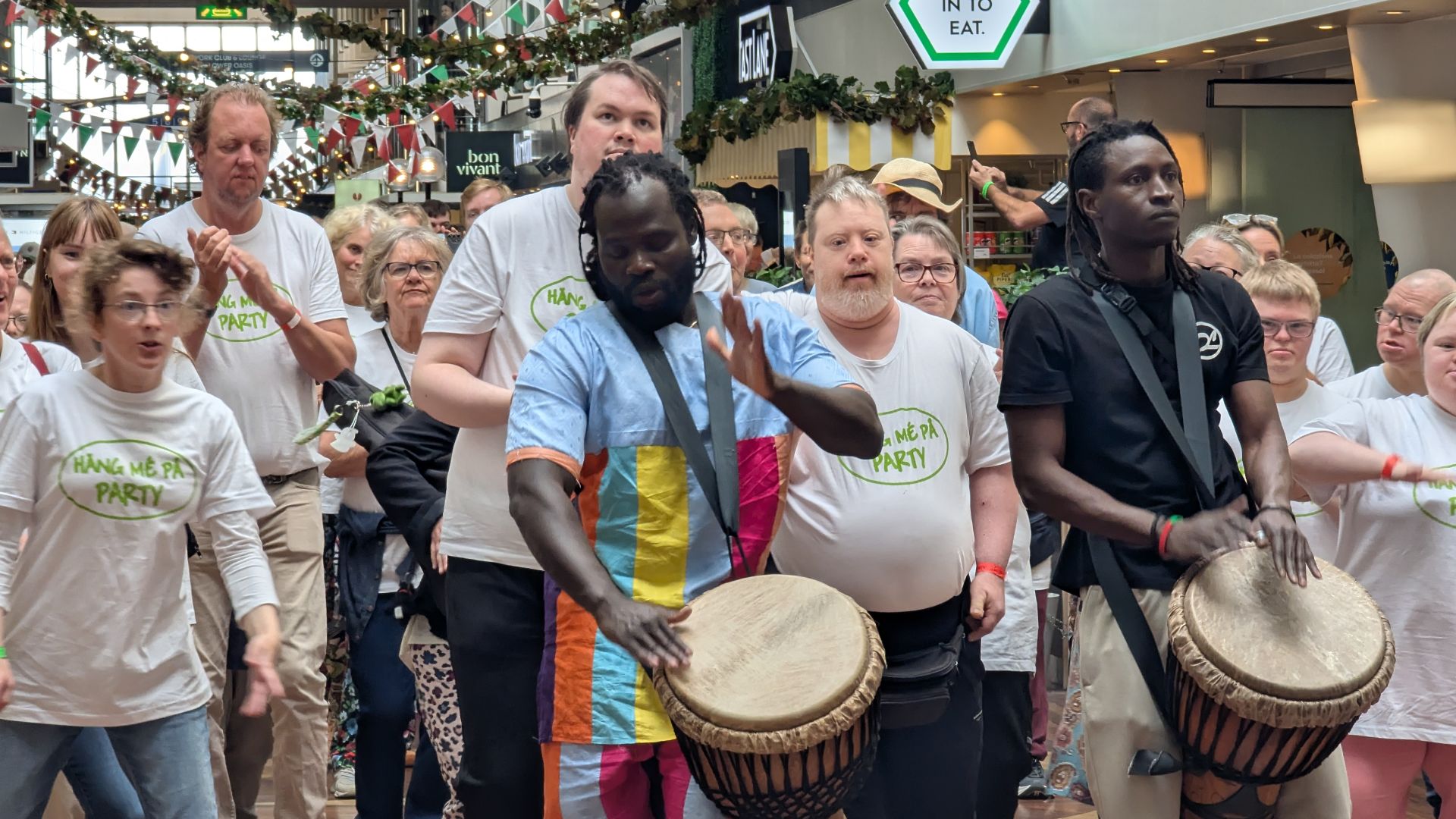 Kongatåg på promenaden från Sea Pub till Starlight med Afrikanskt band