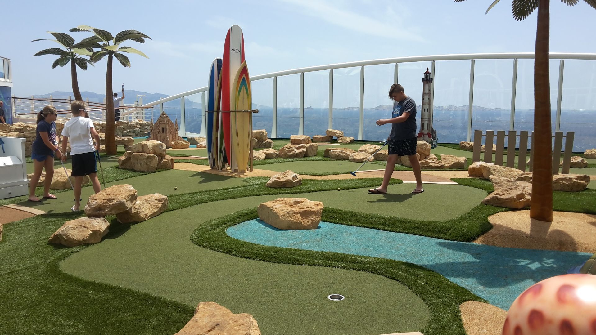 Mini-golf Symphony of the Seas  Royal Carribean Cruise compagny - https://okcroisiere.fr