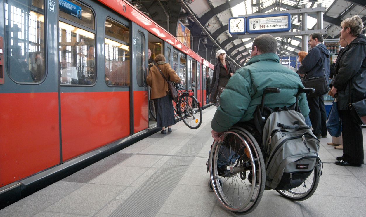 Getty Images - 548850459 - Handicapped man in wheel chair in the S-Bahn station Friedrichstrasse
