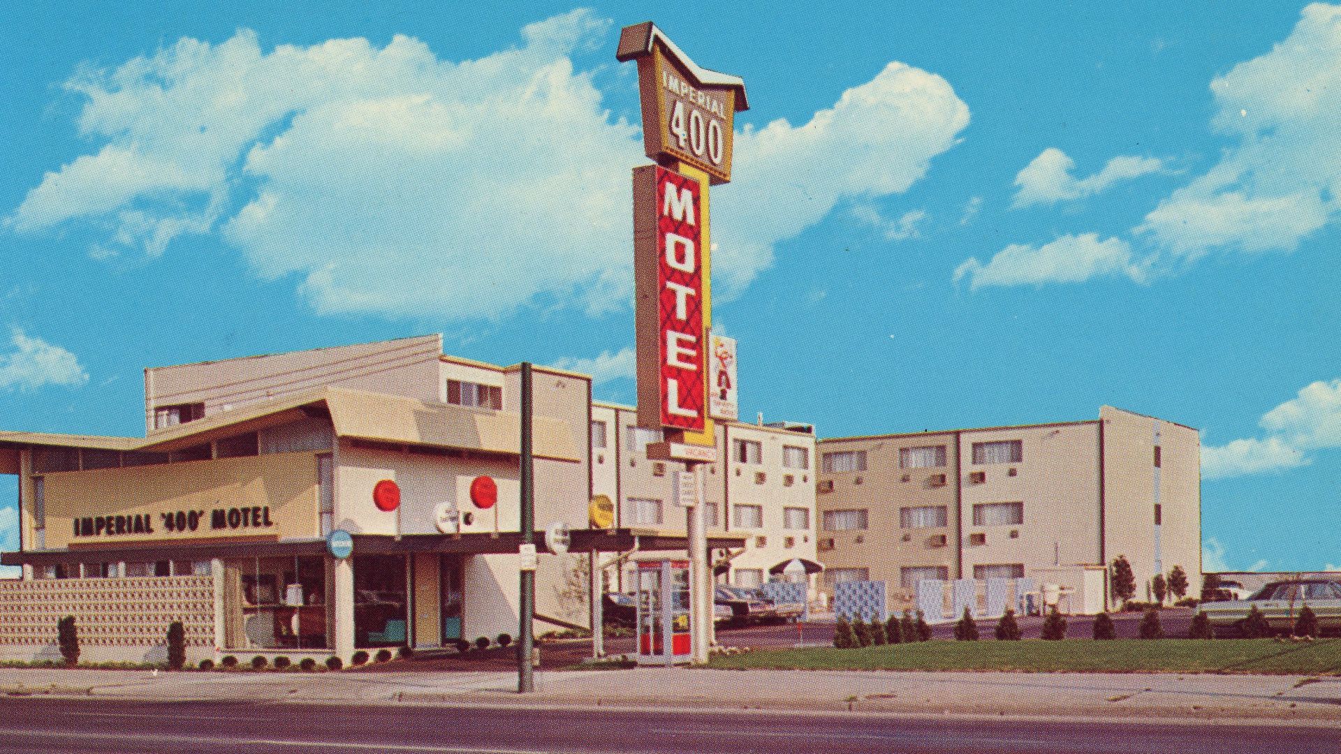 Color postcard of the Imperial 400 Motel in Columbus.